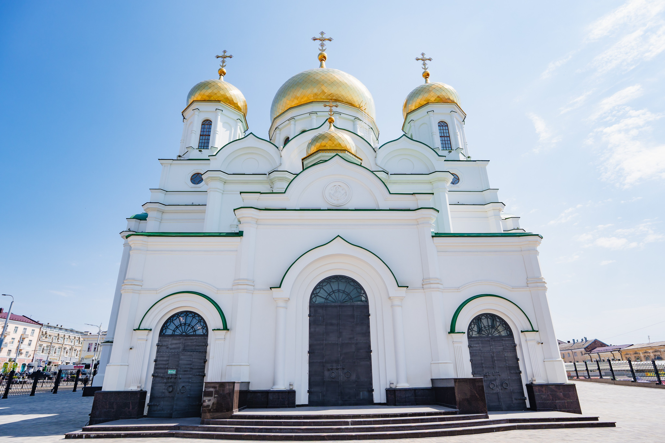 Кафедральный собор Рождества Пресвятой Богородицы в Ростове-на-Дону — один из главных православных храмов города и известная архитектурная достопримечательность юга России. Историческое здание с золотыми куполами и колокольней в центре Ростова-на-Дону 9.05.2026, фотограф Андрей Сайфутдинов