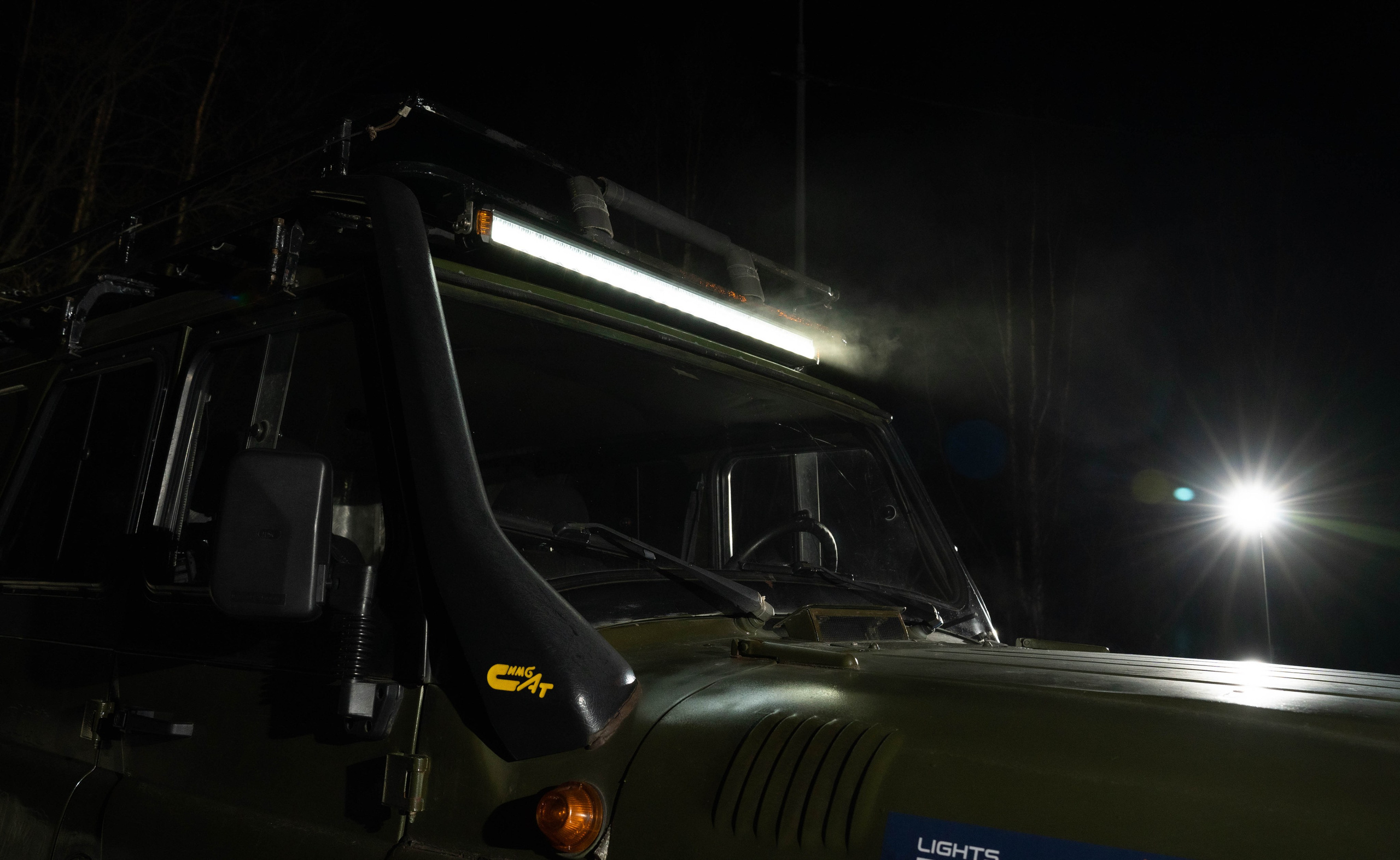 освещение на машине средним планом