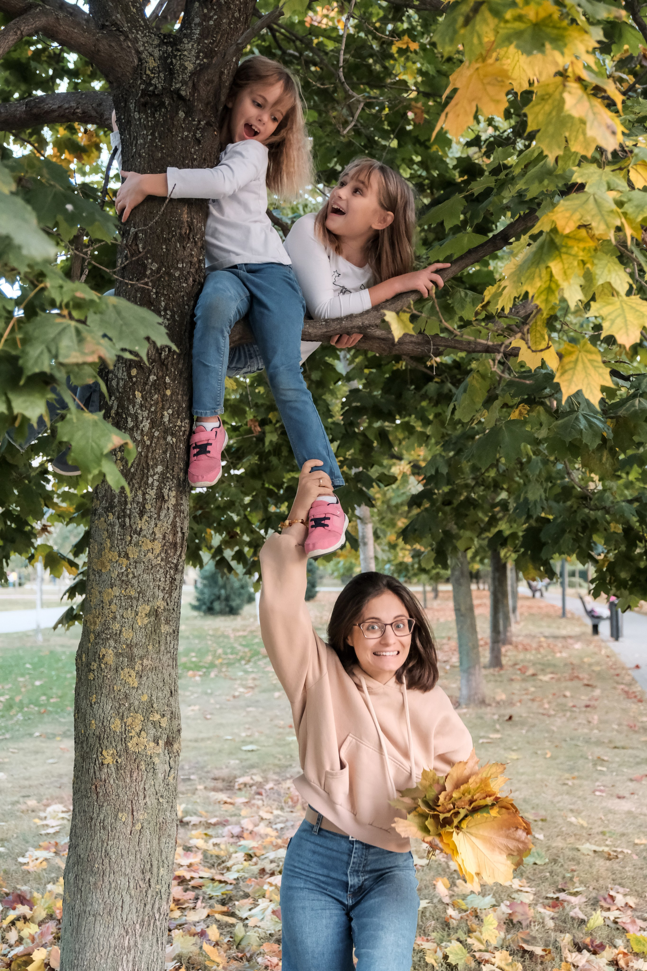 Прогулка Марии с дочерьми в парке Ходынское поле. Семейный и детский фотограф в Москве Светлана Потемкина