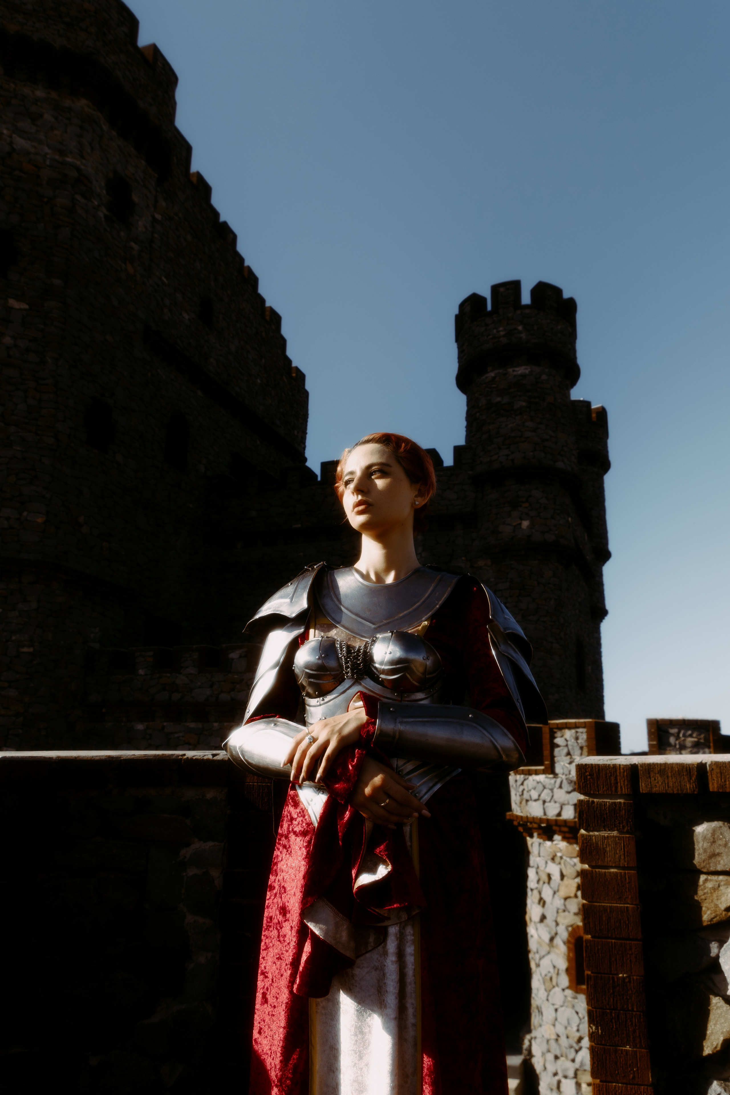 Контрастные цвета на фото девушки в доспехах и замка