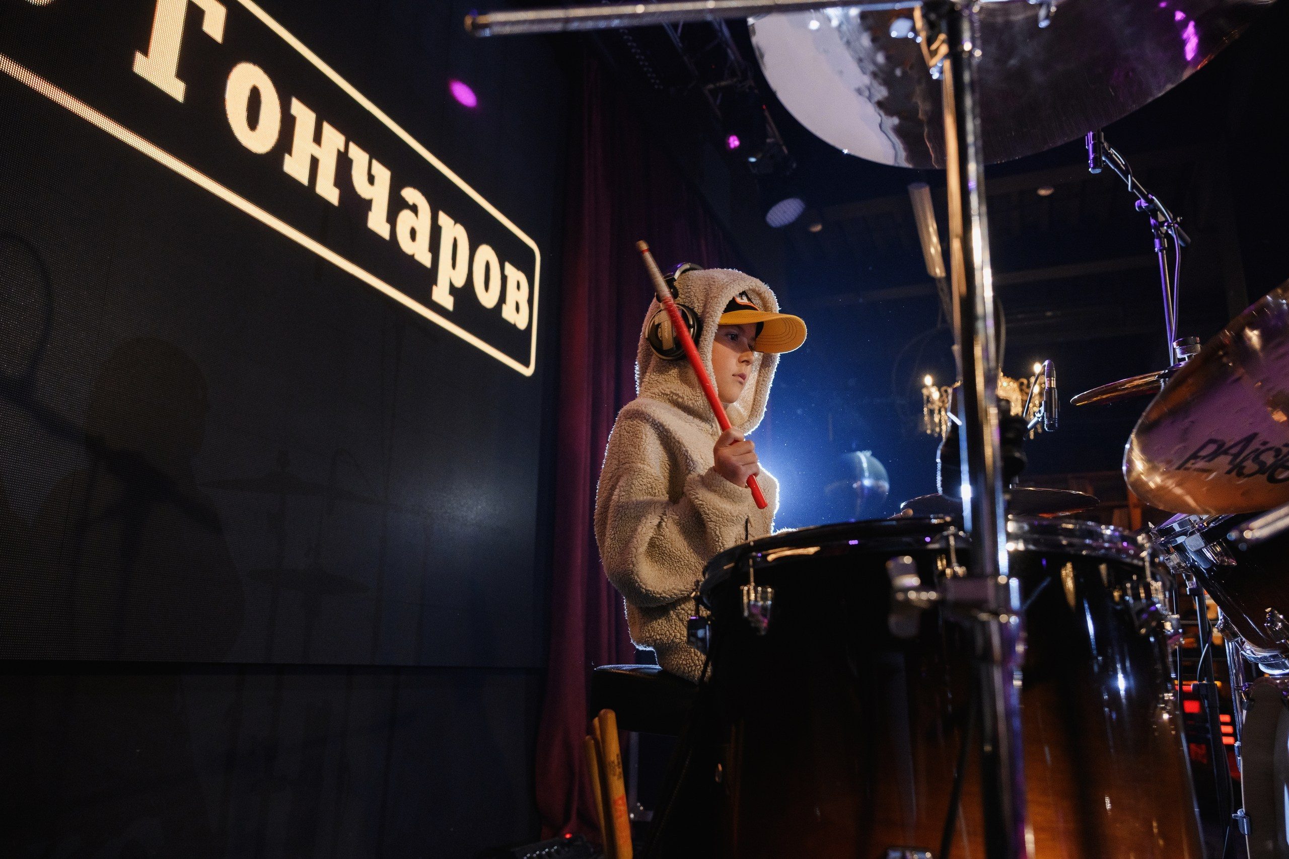 Фотосъемка барабанного концерта в баре 33/45 в Петропавловске-Камчатском, Энергичная концертная фотосессия в баре 33/45 в Петропавловске-Камчатском, Живые кадры с выступления барабанщиков в Петропавловске-Камчатском, Яркие эмоции и драйв на концерте в баре 33/45, Стоимость фотосъемки музыкальных мероприятий в Петропавловске-Камчатском.