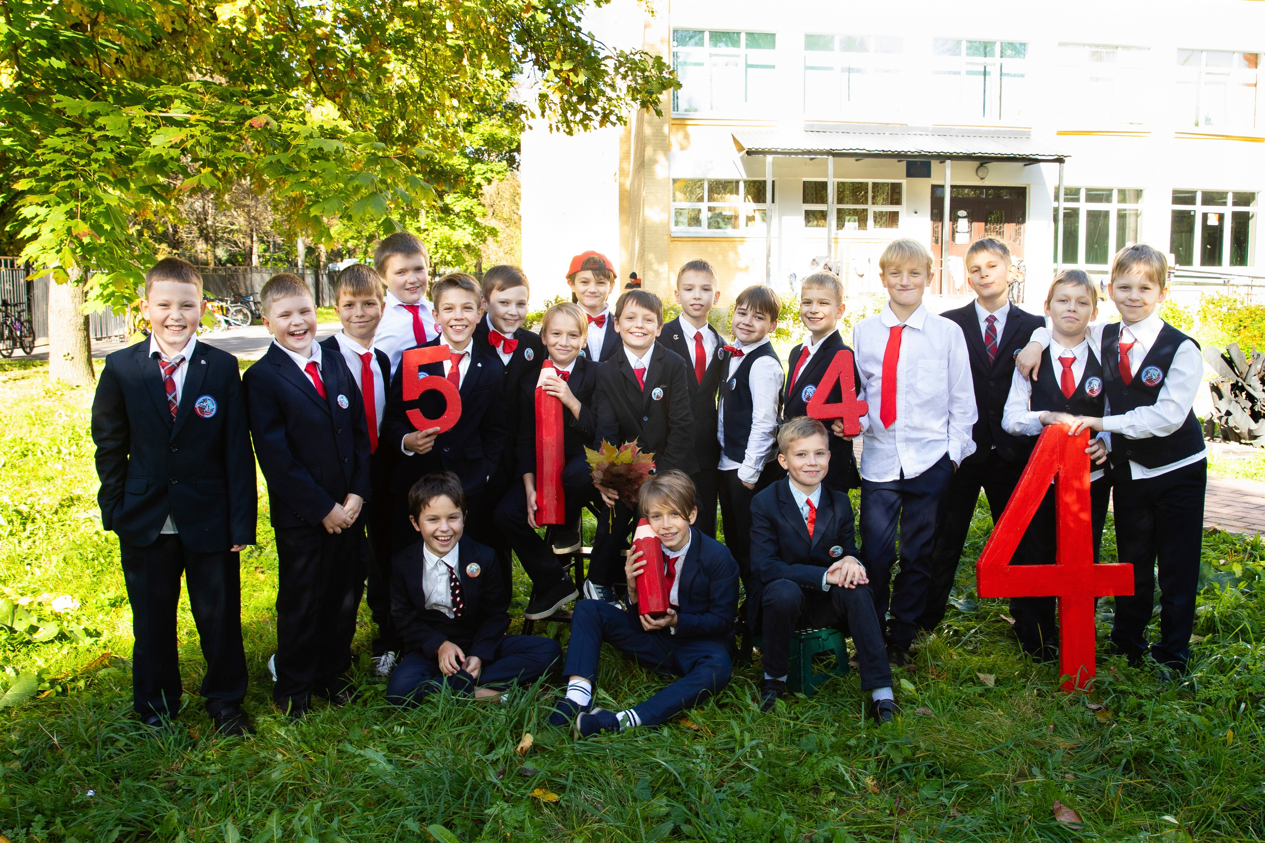 яркие фотокниги для выпускников 4 класса