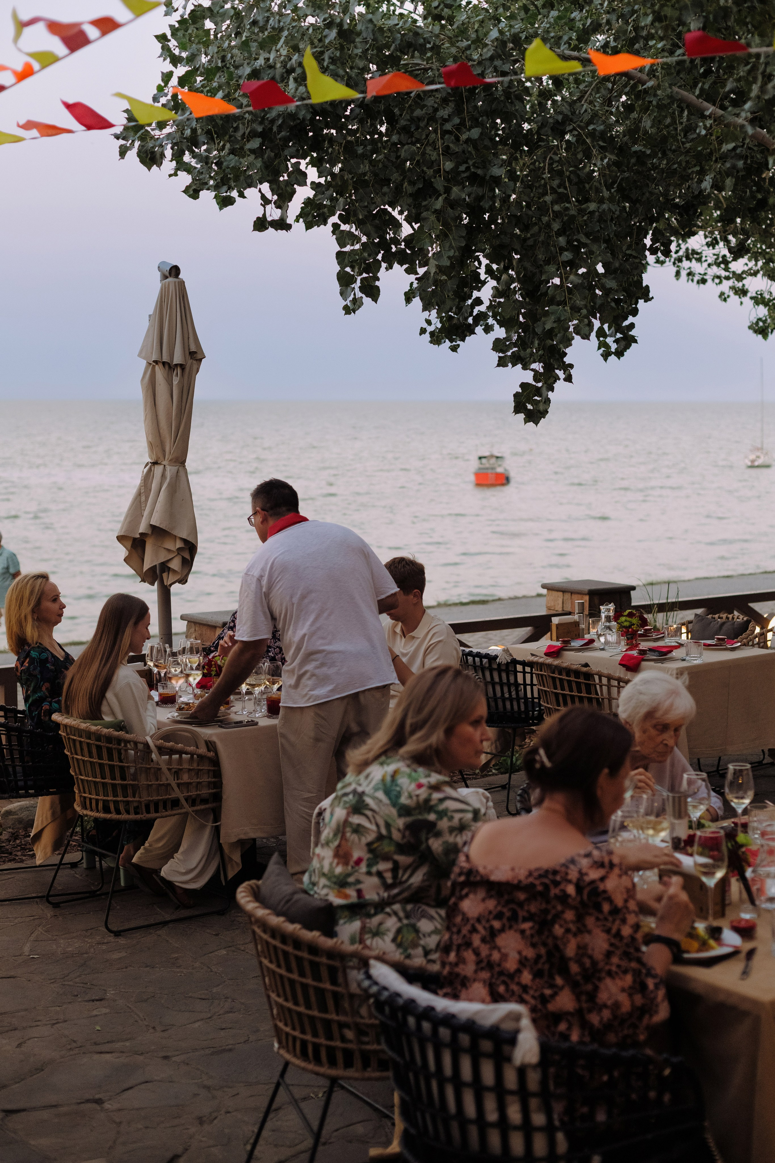 Ужин на террасе ресторана Альбатрос Таганрог с видом на залив