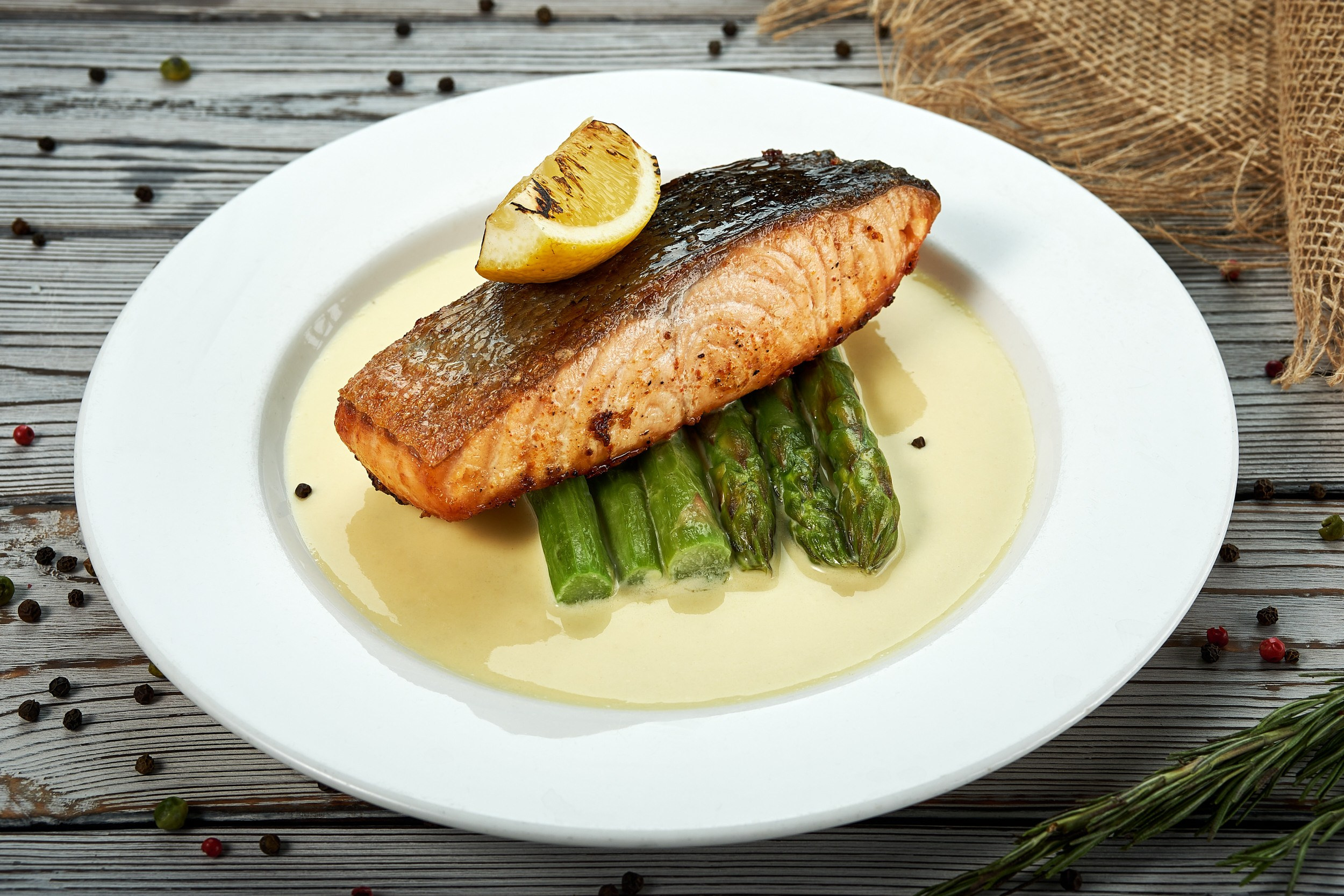 Жареный лосось с лимоном на овощной подушке, ресторанная подача