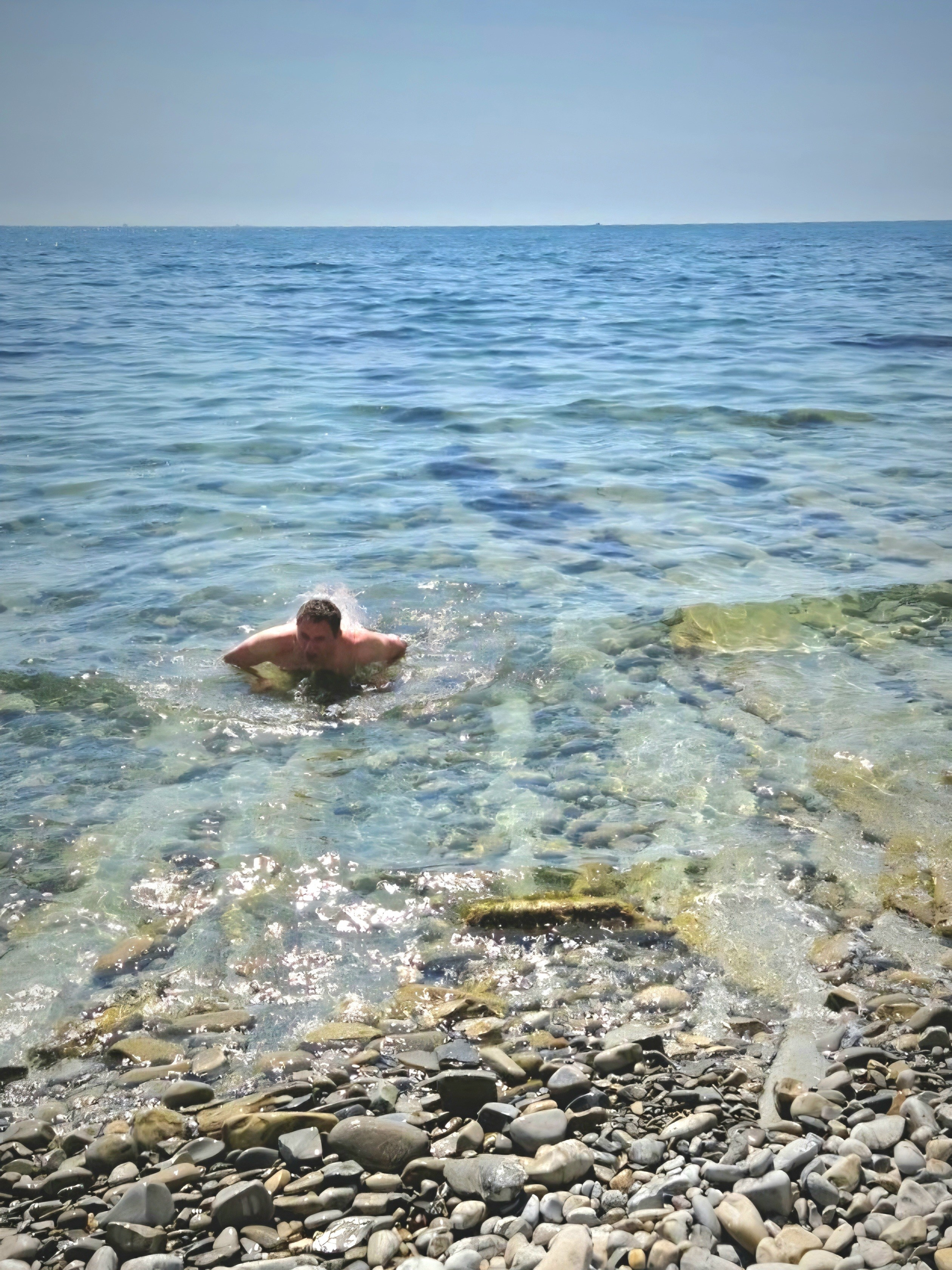 Пустынные бухточки и прозрачное море так и манили - сделали привал, и в чем было - искупался. Вода - градусов 13-14, освежает и бодрит