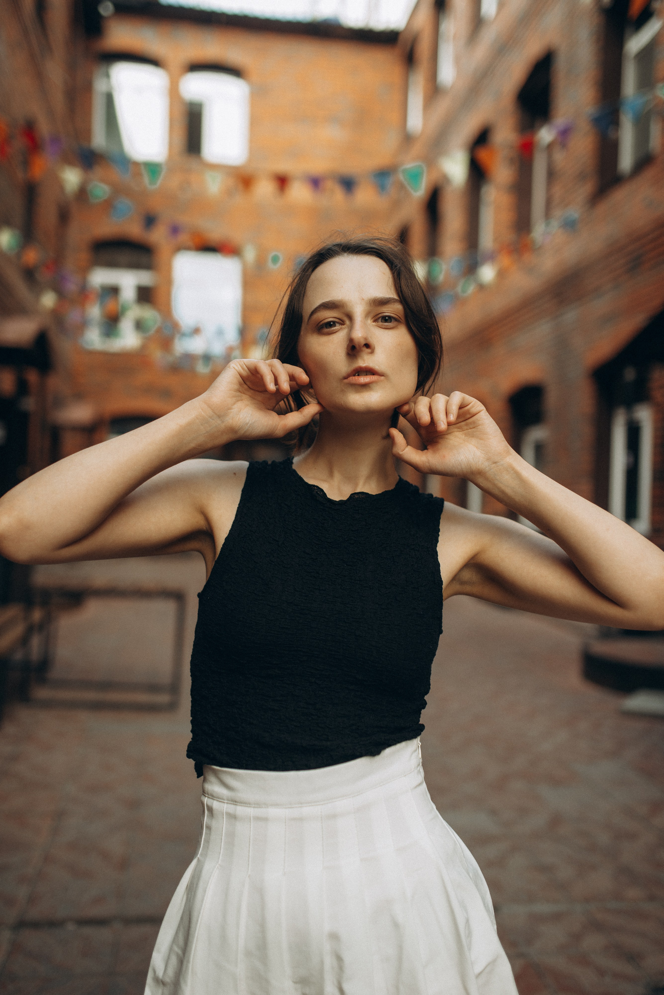 Эстетика теней и света в индустриальном интерьере, женский портрет в стиле минимализм, фотограф Василий Дан, съемка в пространстве лофт с кирпичными стенами. Фотосессия в Новосибирске. 1.