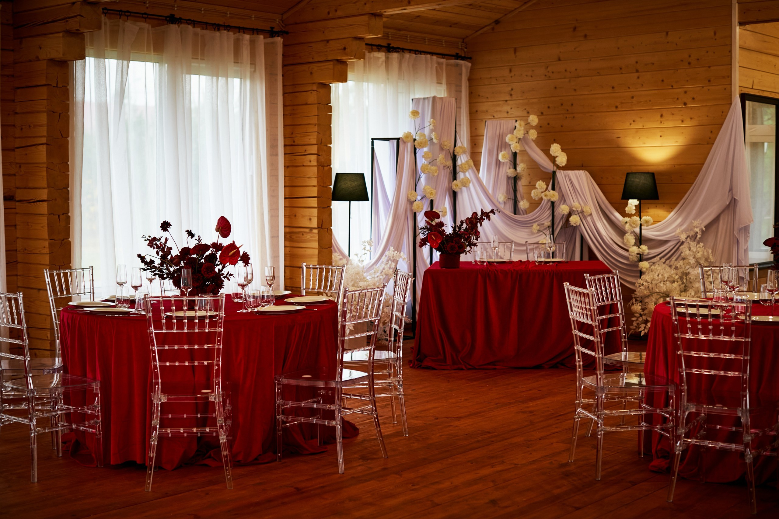 Свадебный банкет на веранде у воды в Якушево