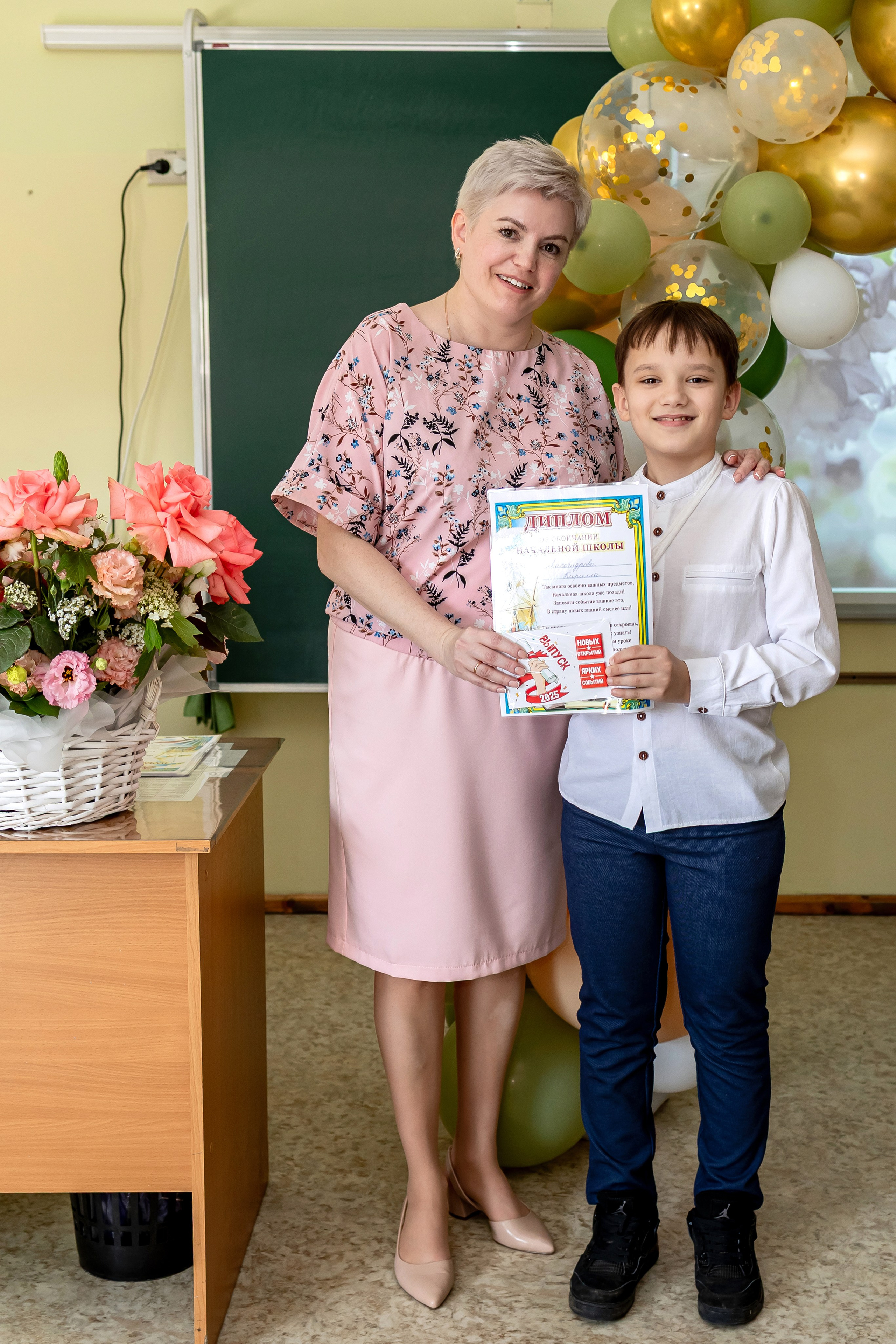 Выпускной в начальной школе в классе. Фотограф и видеограф Москва. Свадебный фотограф, видеограф. Выпускные альбомы. Оживающие альбомы