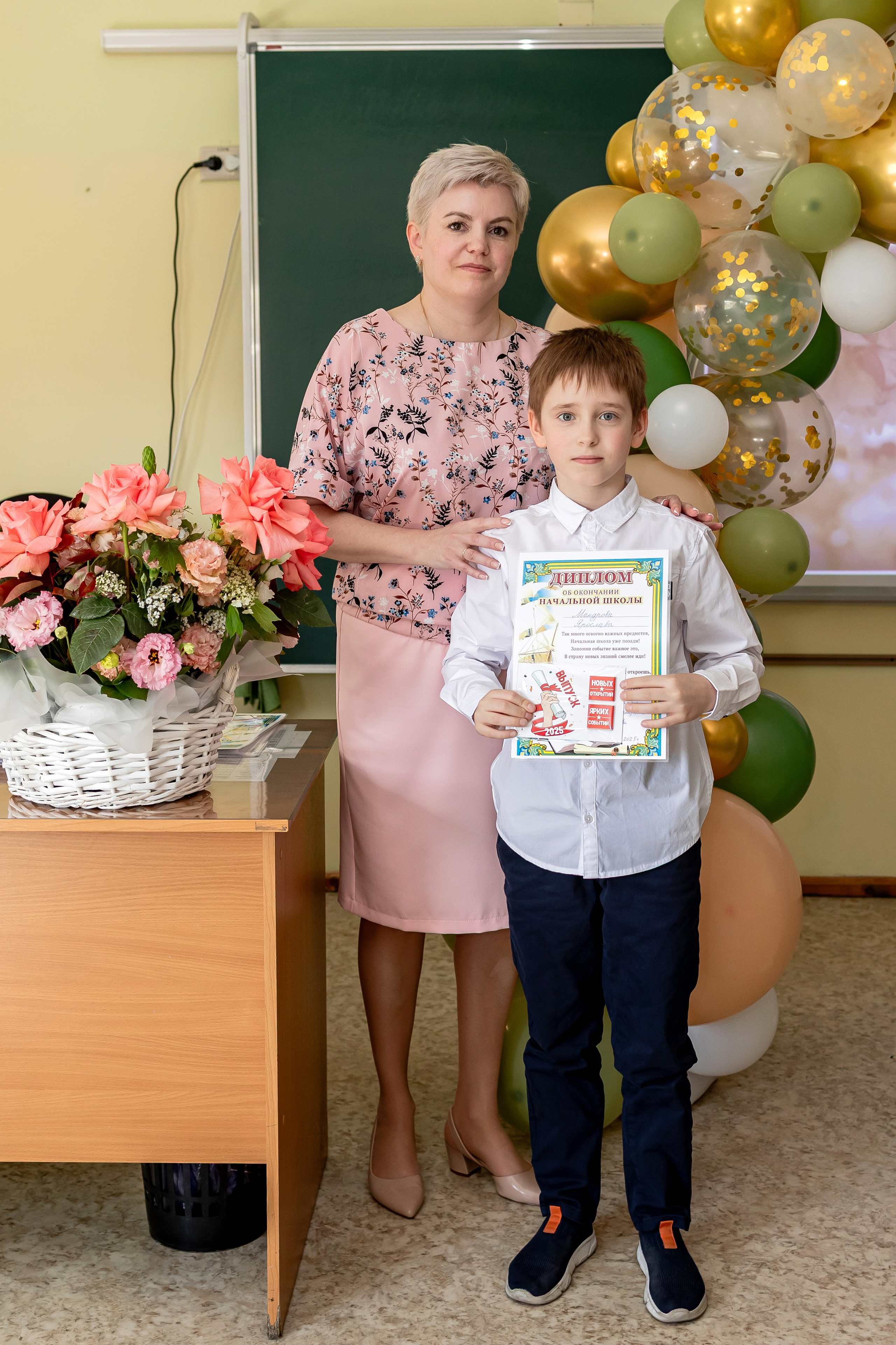 Выпускной в начальной школе в классе. Фотограф и видеограф Москва. Свадебный фотограф, видеограф. Выпускные альбомы. Оживающие альбомы