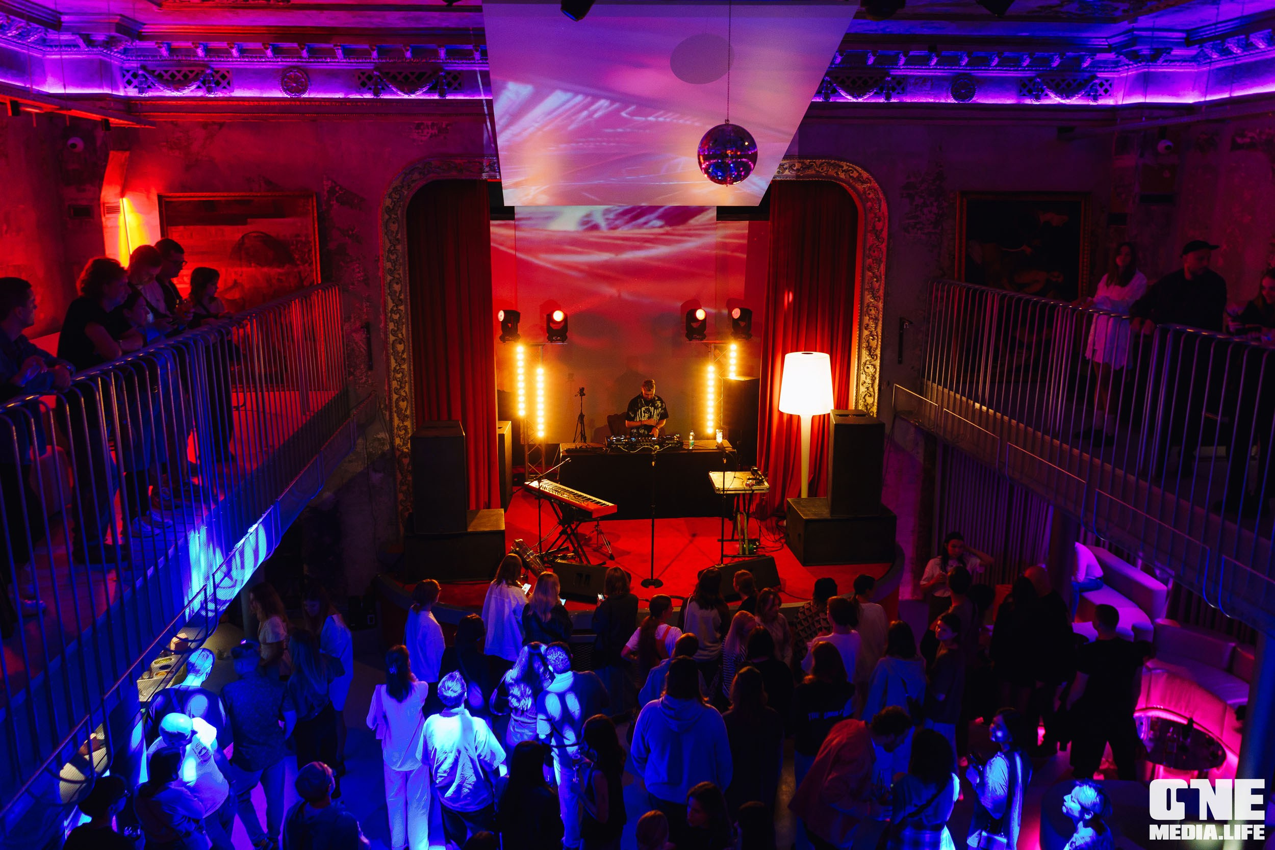 Фоторепортаж из клуба UNIVERSAL. One Media Life: фоторепортажи, фотоотчеты с мероприятий и заведений