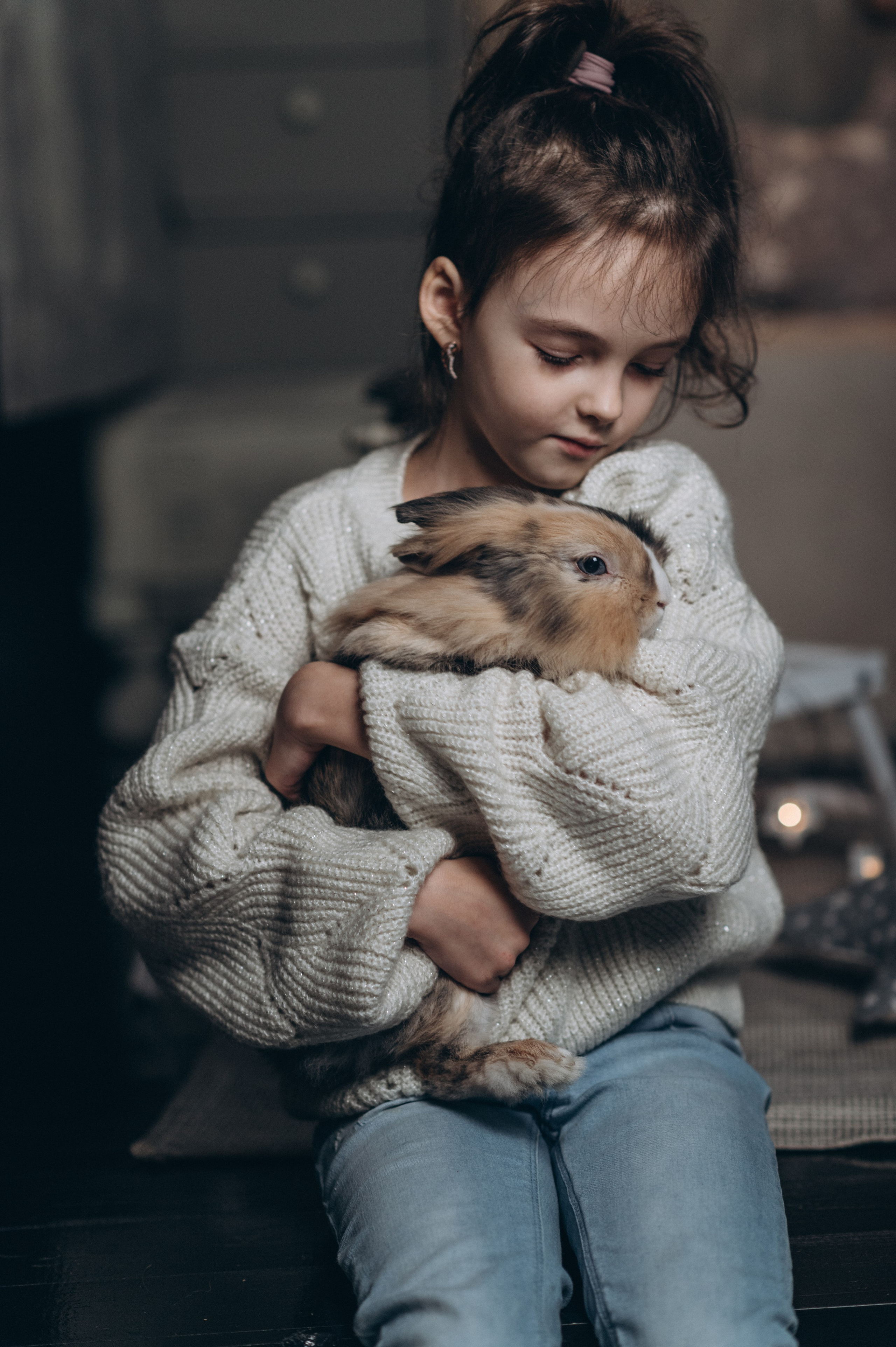 Девочка с кроликом на руках