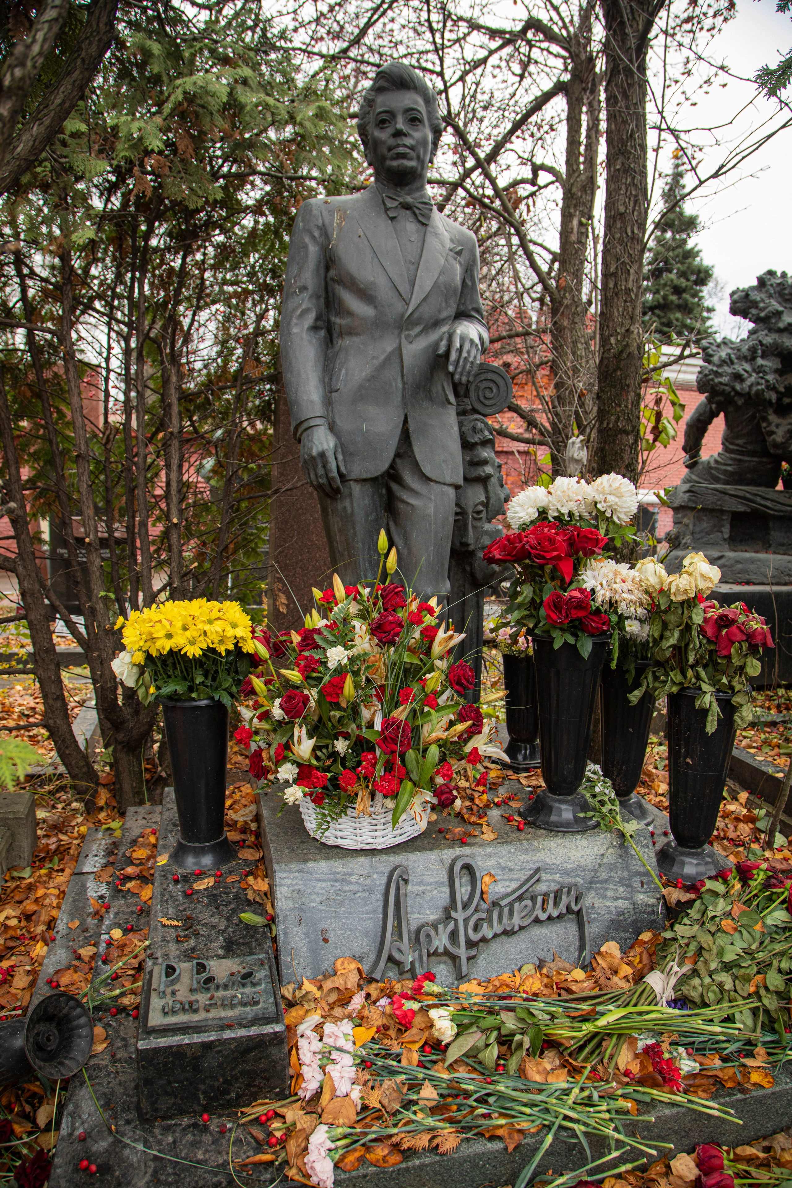 Осенняя прогулка по Новодевичьему кладбищу. Фотограф Сергей Ловкий