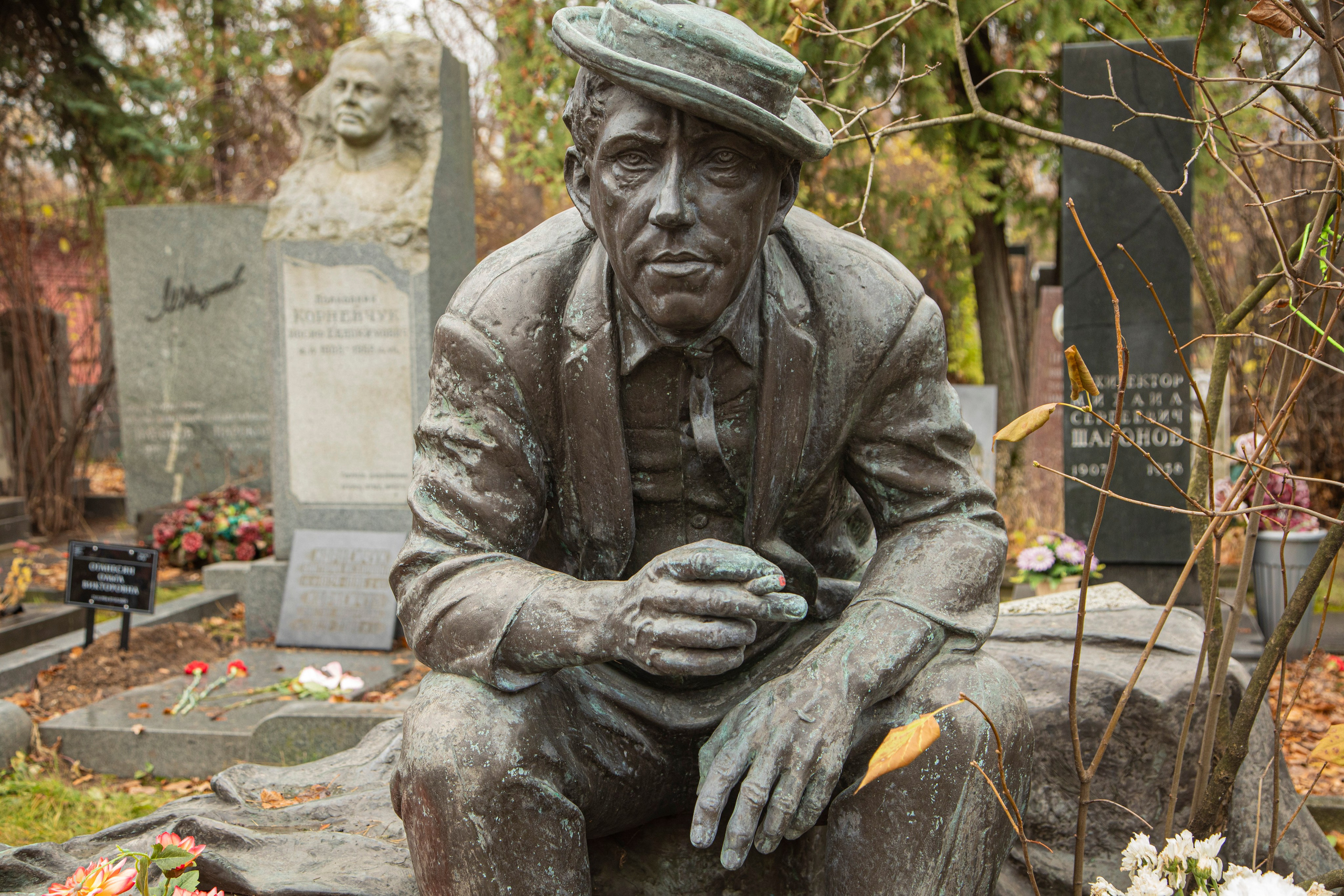 Осенняя прогулка по Новодевичьему кладбищу. Фотограф Сергей Ловкий