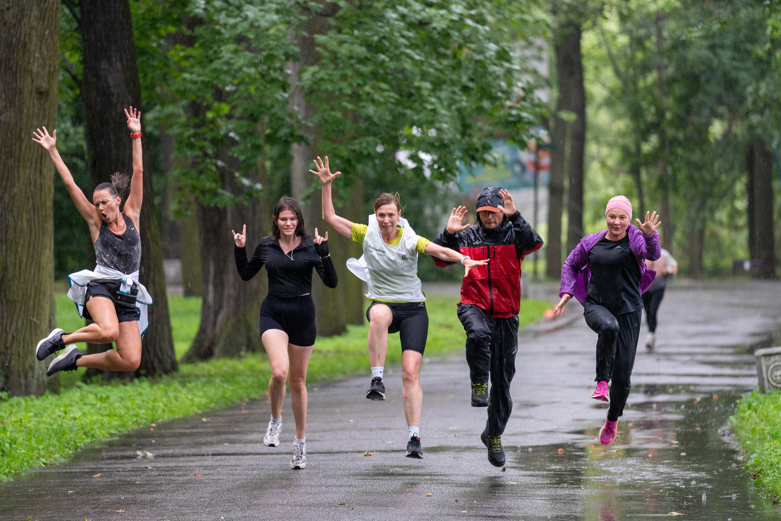 Радость и динамика бега в дождливом парке, фото спортивного фотографа Санкт-Петербург.