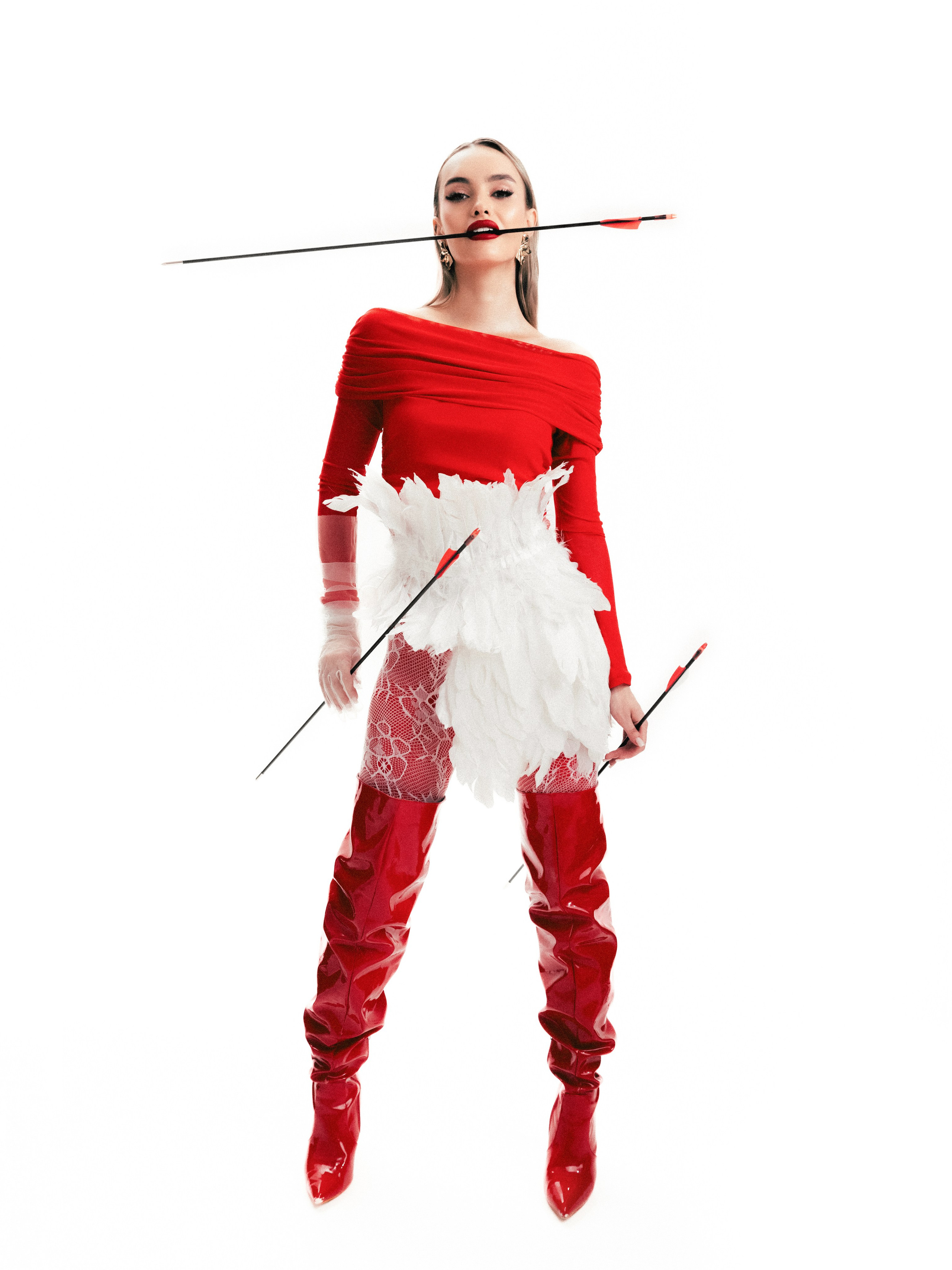 Эмоциональный женский портрет в минималистичной студии