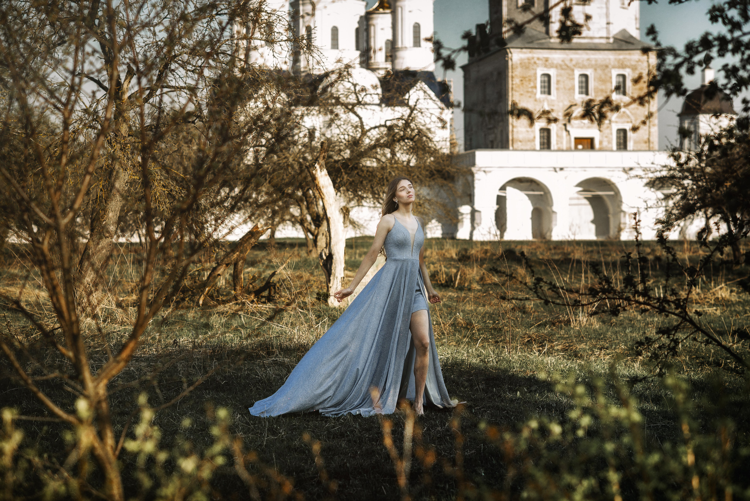 Фото прогулка в садах Свенского монастыря. Женский фотограф Крещение Венчание Москва Брянск