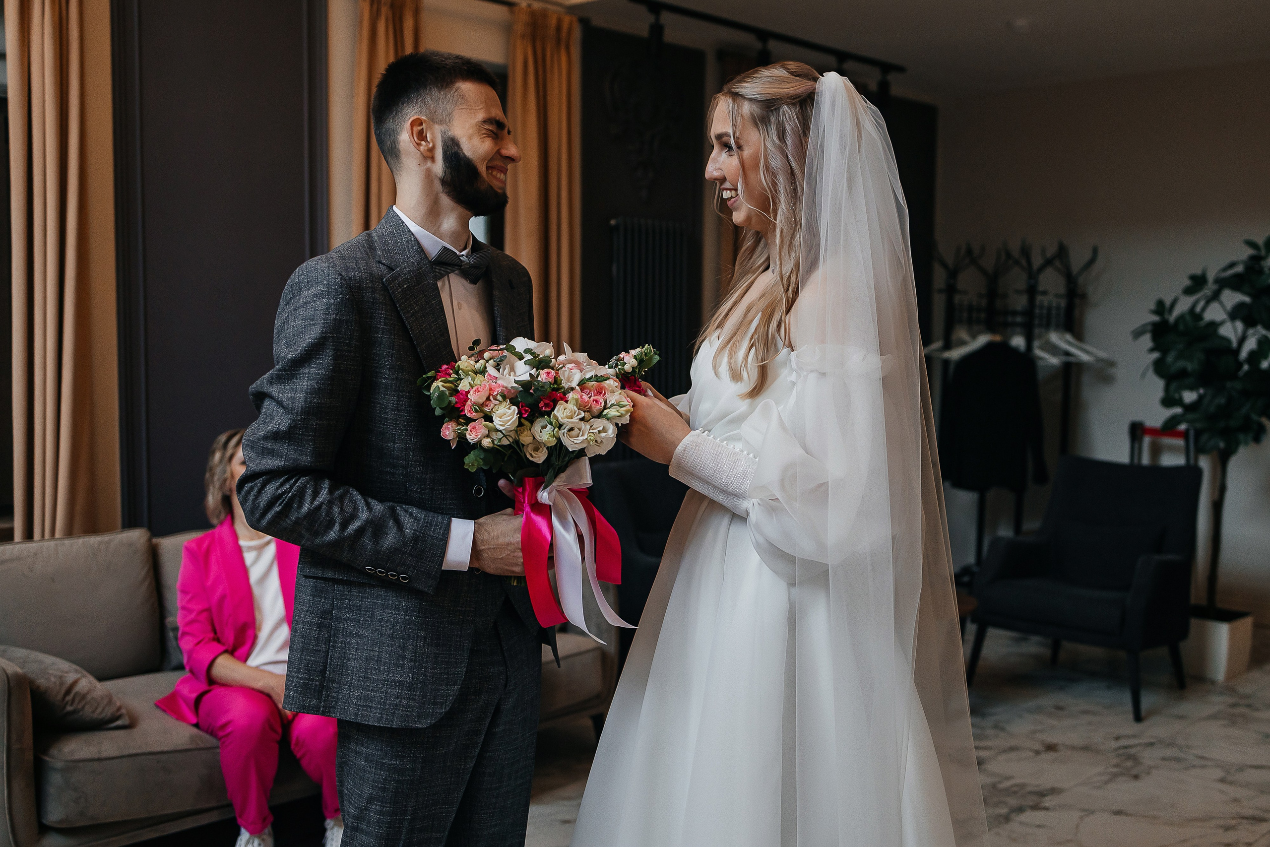 Чувственная первая встреча пары в отеле. Олег Сверчков | Свадебный фотограф Вологда