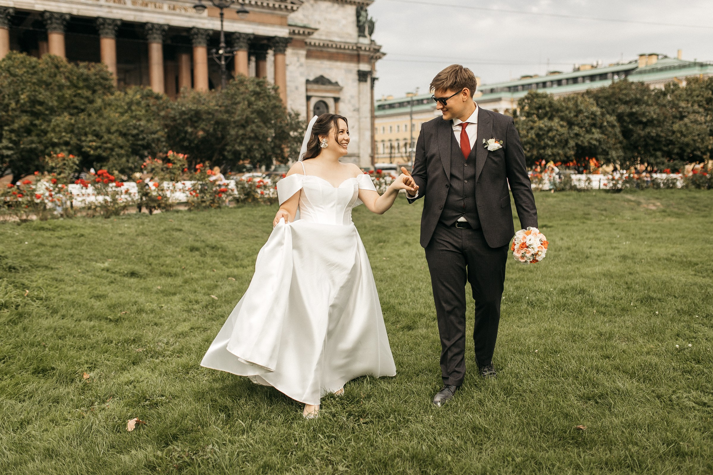 Красивая свадебная фотосессия летом у Исаакиевского собора в Питере.