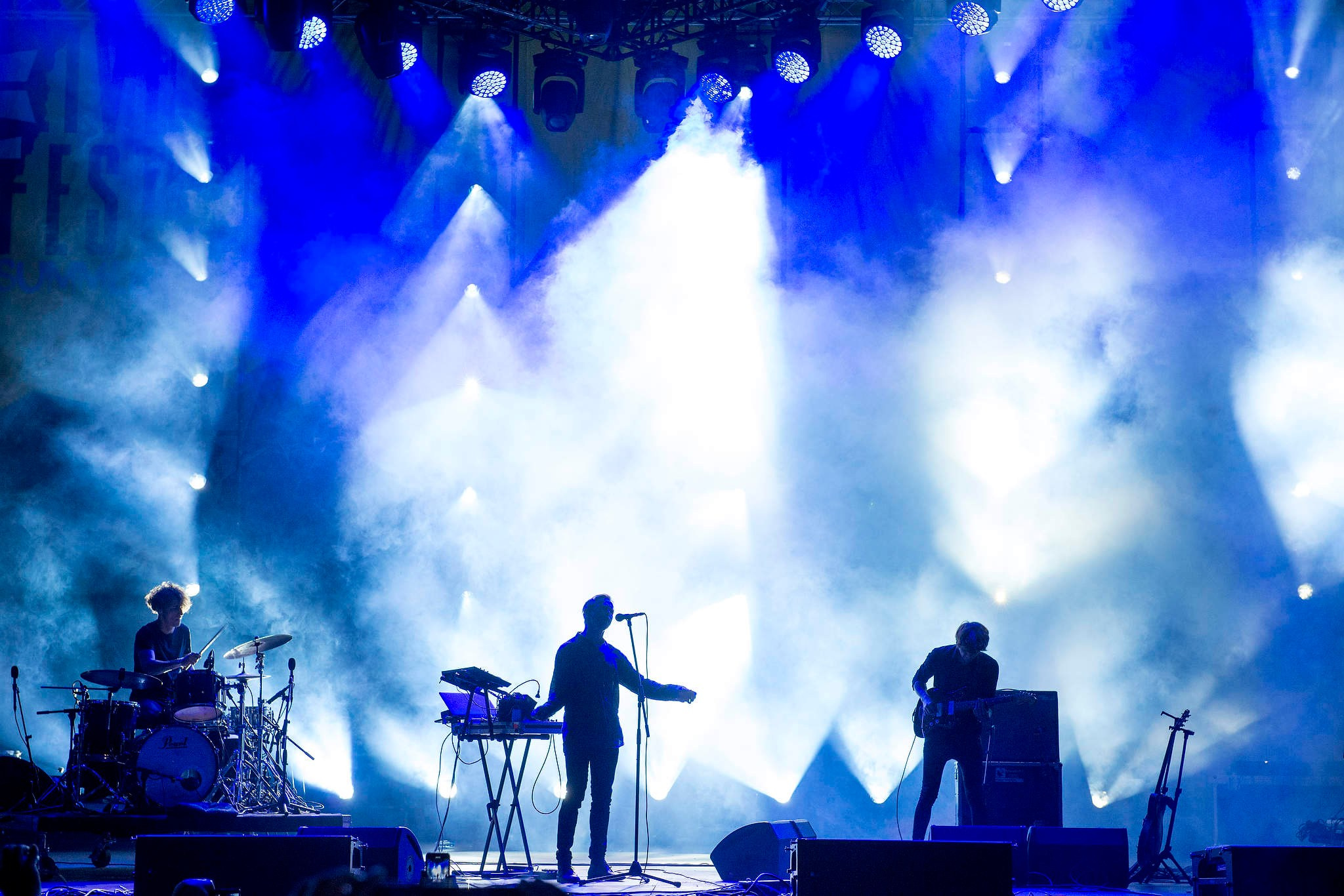 Концерт на музыкально фестивале в Красной Поляне, который организован компанией Мегафон. Зрители на концерте. Фотограф в Сочи. Группа Дельфин