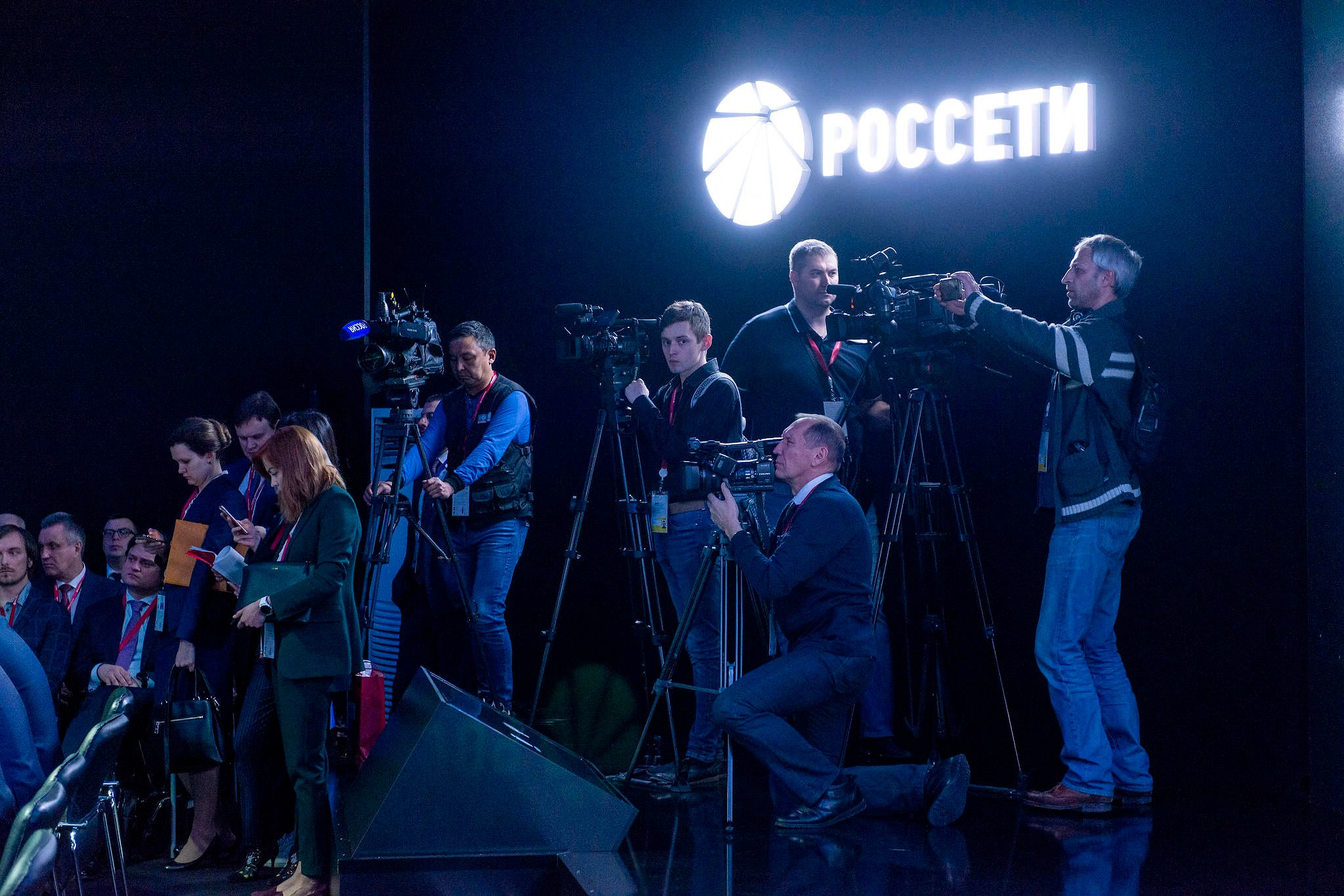 Журналисты работают на дискуссионном столе компании Россети на международном инвестиционном форуме в Сочи в 2019 году. Съемка компании Росконгресс.