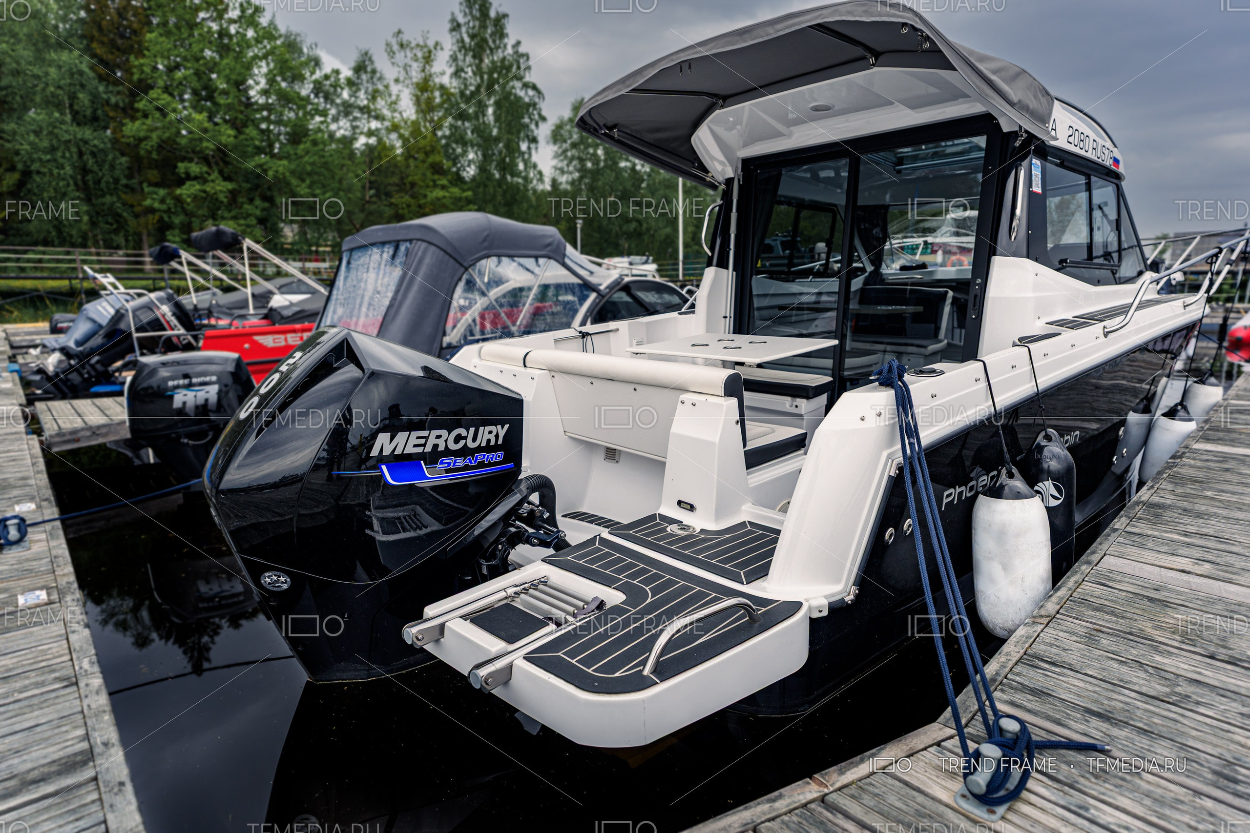 Открытый кокпит лодки Phoenix 700 с мотором Mercury SeaPro 200