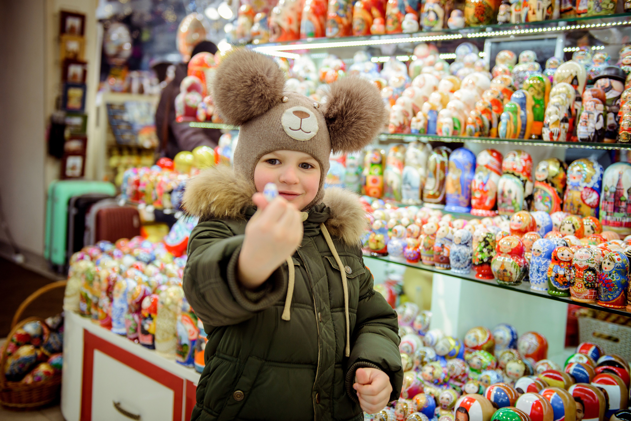 family photo shoot walking in the city. New Year Christmas photoshoot (Photographer in Edinburgh Elena Carruthers)