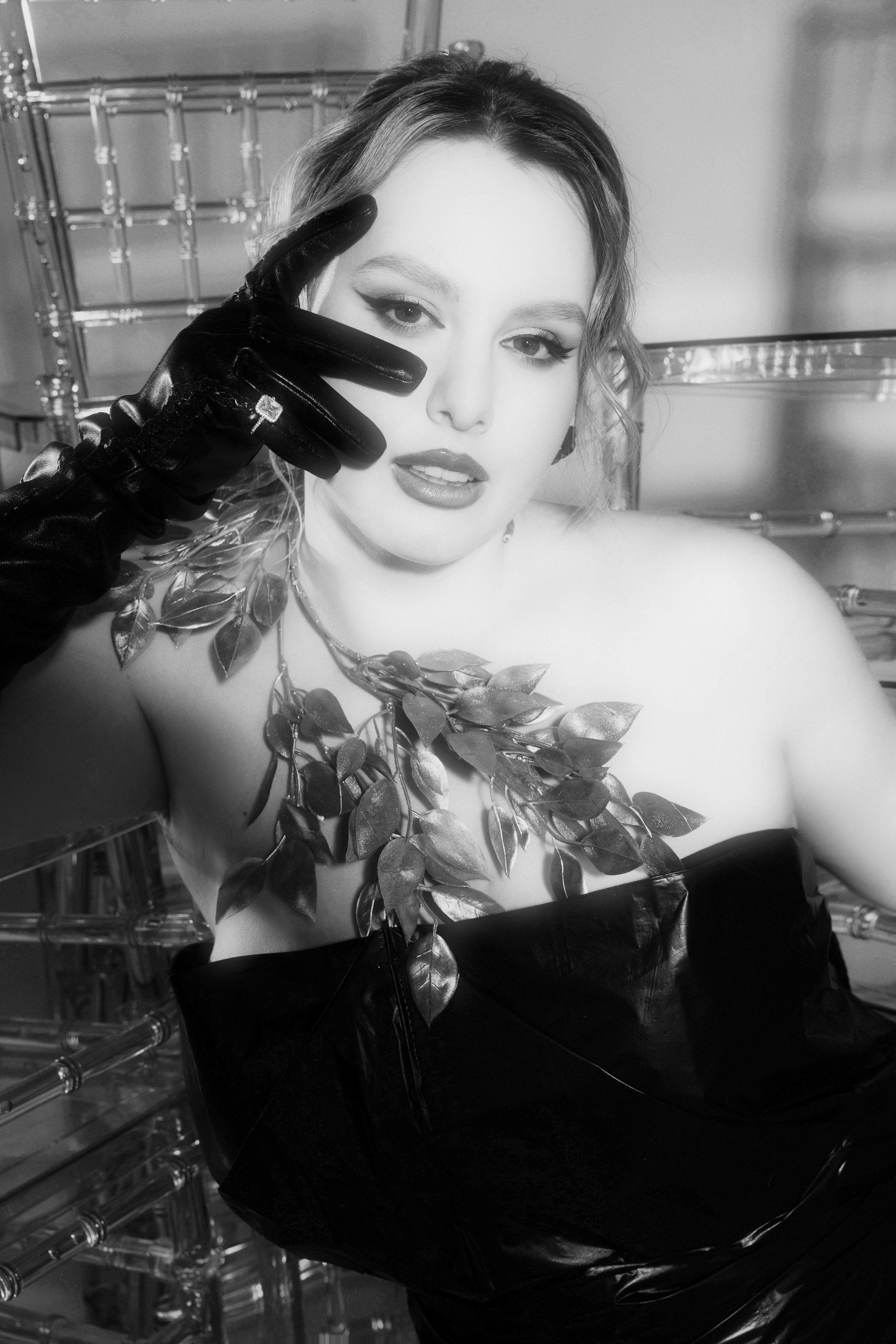 Креативная фотосессия в стиле высокой моды с использованием необычных материалов