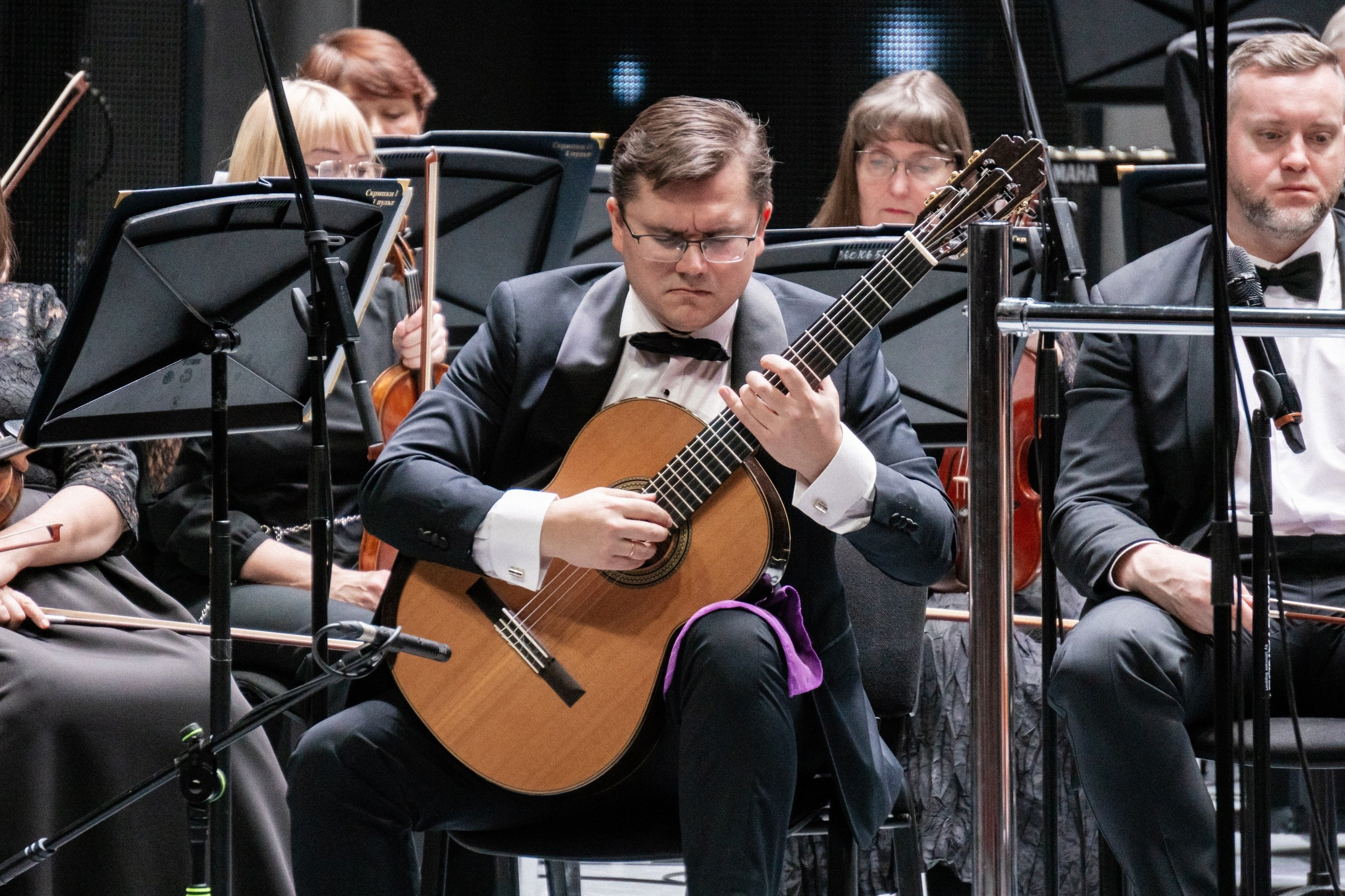 Дмитрий Бородаев исполнил концерт «Аранхуэс» Родриго с дирижером Владимиром Ланде и Красноярским академическим симфонически оркестром. Дмитрий Бородаев