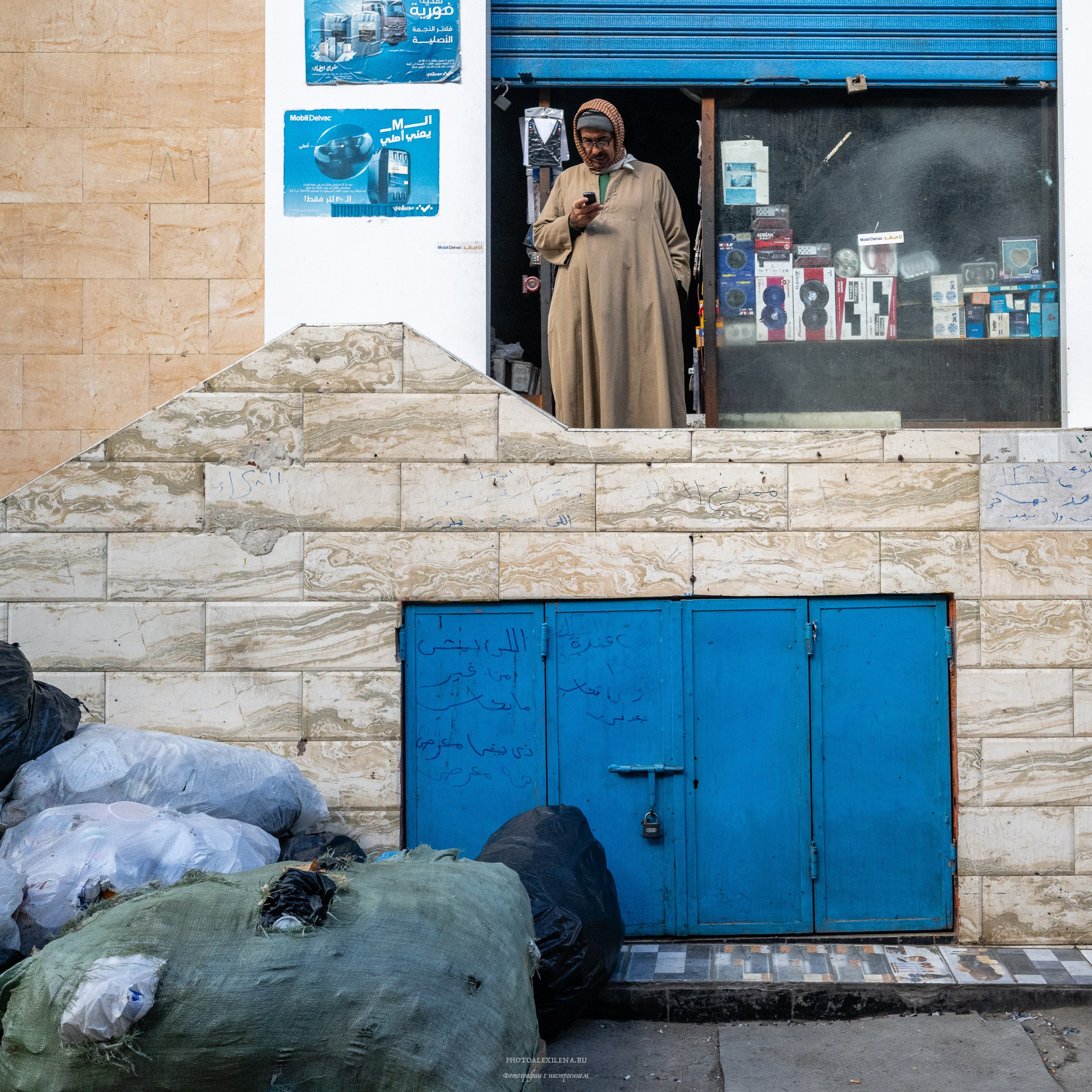 Пещерный монастырь и город мусорщиков. Авторские стильные фотокартины