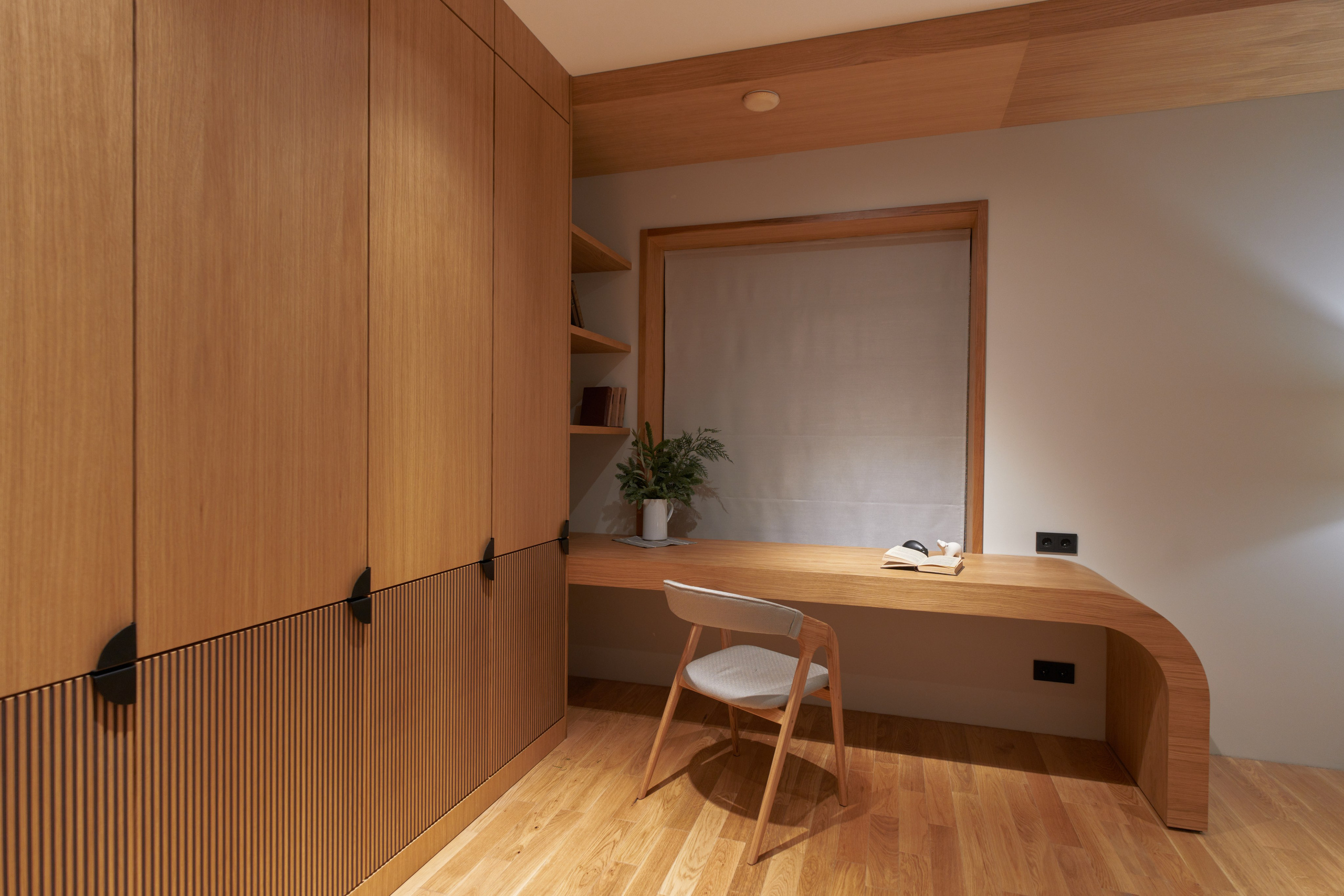 Сложное — возможное: радиусный стол с единой текстурой. DRVO — мебельное производство полного цикла