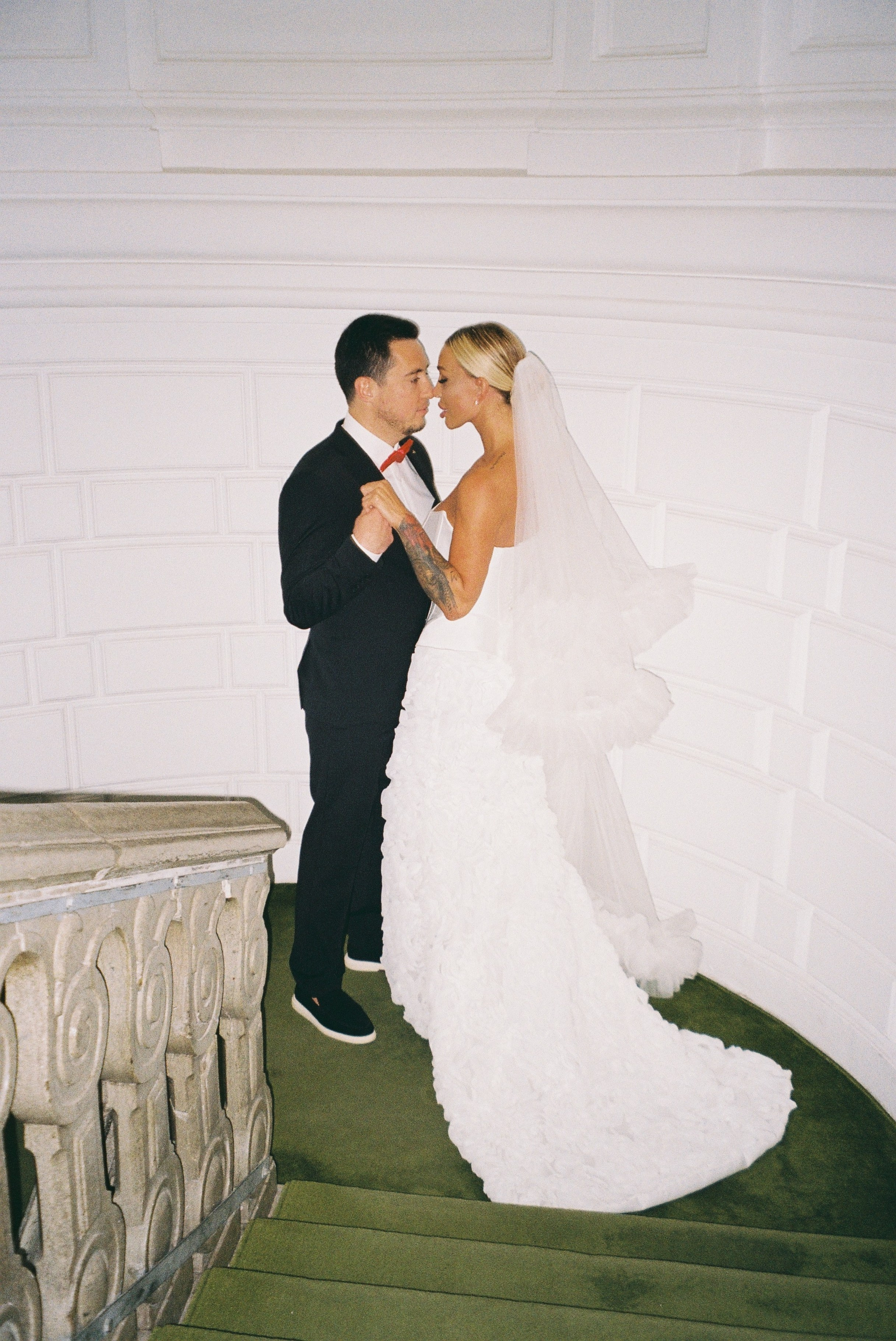 Свадебная фотосессия в отеле Twelve Reasons, роспись в особняке Спиридонова. Свадебный фотограф в Москве Элина Ларченкова. Фото, которые цепляют