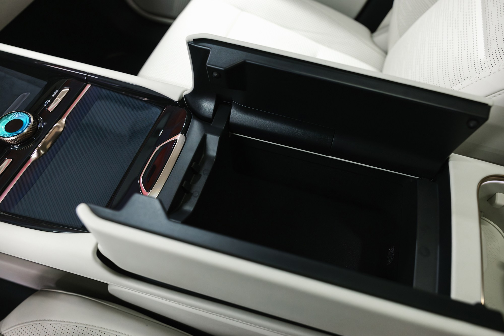 Lynk & Co 900 Ultra 2,0hyb 4WD AT (734 л. с.), 2025 г, 2,0 л бензин. Автосалон «Х-Авто»