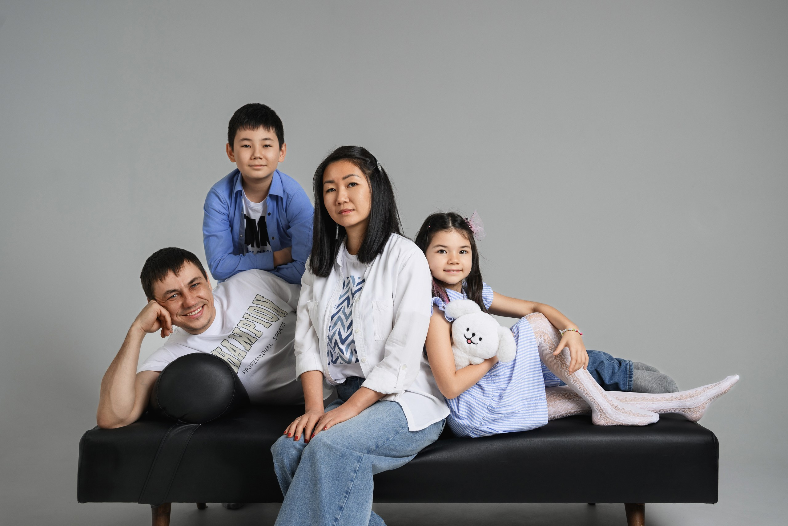 Семейная фотосъемка в студии в Петропавловске-Камчатском. Семейная фотосессия в студии в Петропавловске-Камчатском. Профессиональная семейная фотосъемка в светлой студии в Петропавловске-Камчатском. Стильные и теплые семейные фотографии в студии в Петропавловске-Камчатском. Семейная фотосессия в студии, стоимость в Петропавловске-Камчатском.