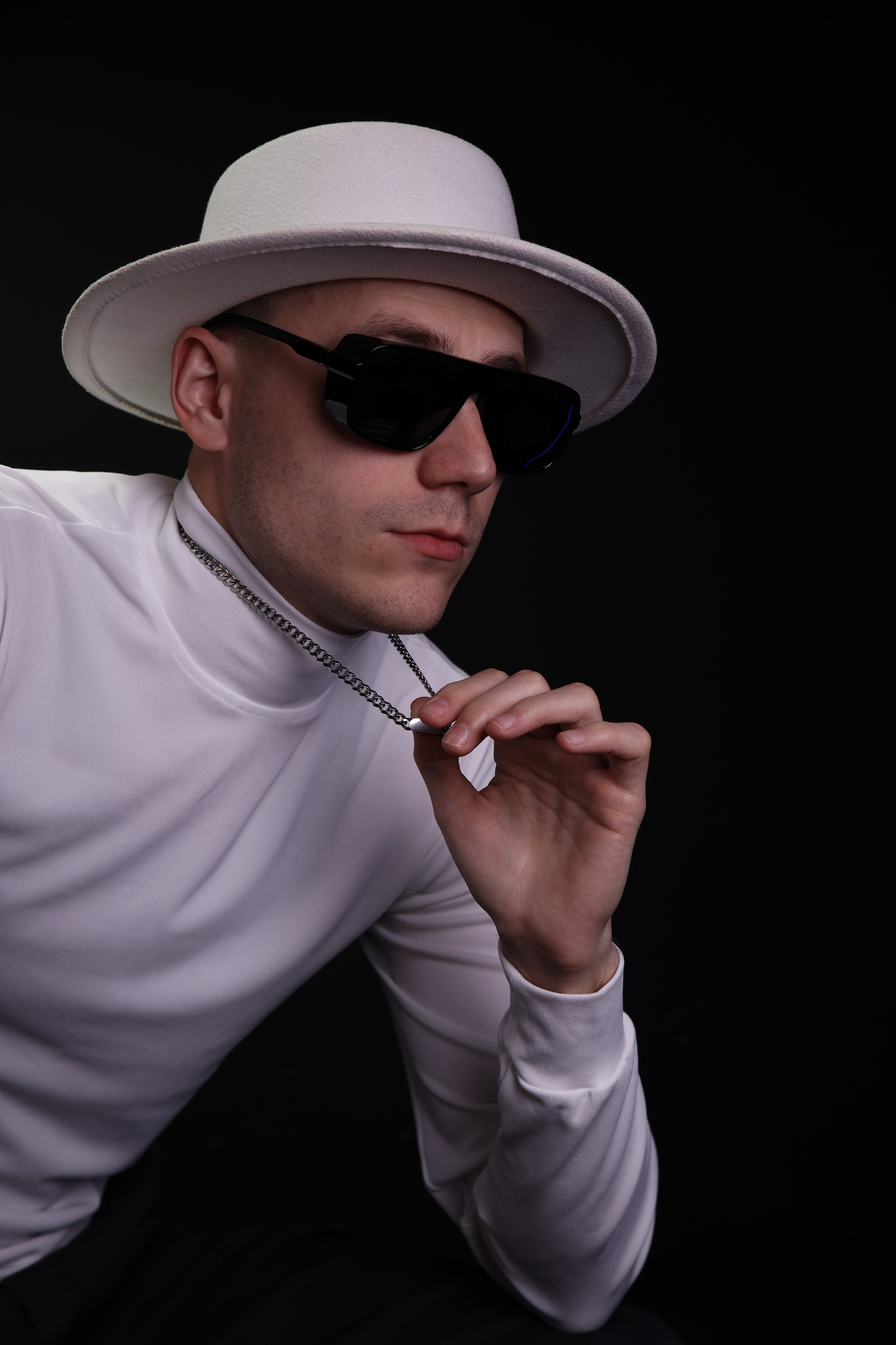 The White hat Alex. Профессиональный фотограф в Воронеже Владислав Крылов