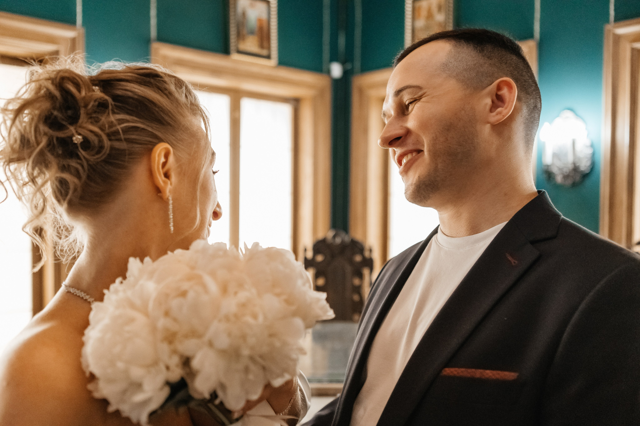 Серия фотографий со свадебной прогулки в заповеднике Коломенское. Свадебный фотограф в Москве