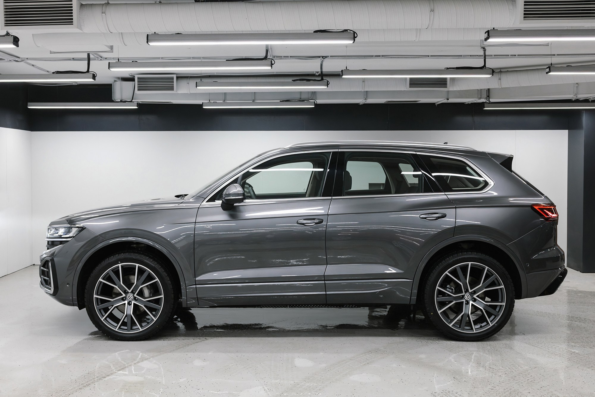 Volkswagen Touareg R-Line 2.0 TSI AT (265 л. с.). Автосалон «Х-Авто»