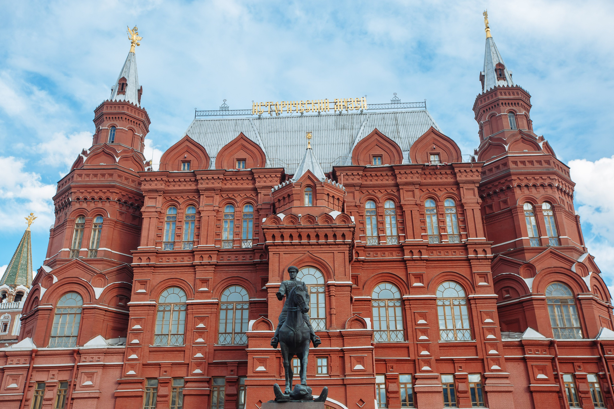 Красивые фото Красной площади и памятнику Жукову летним вечерком