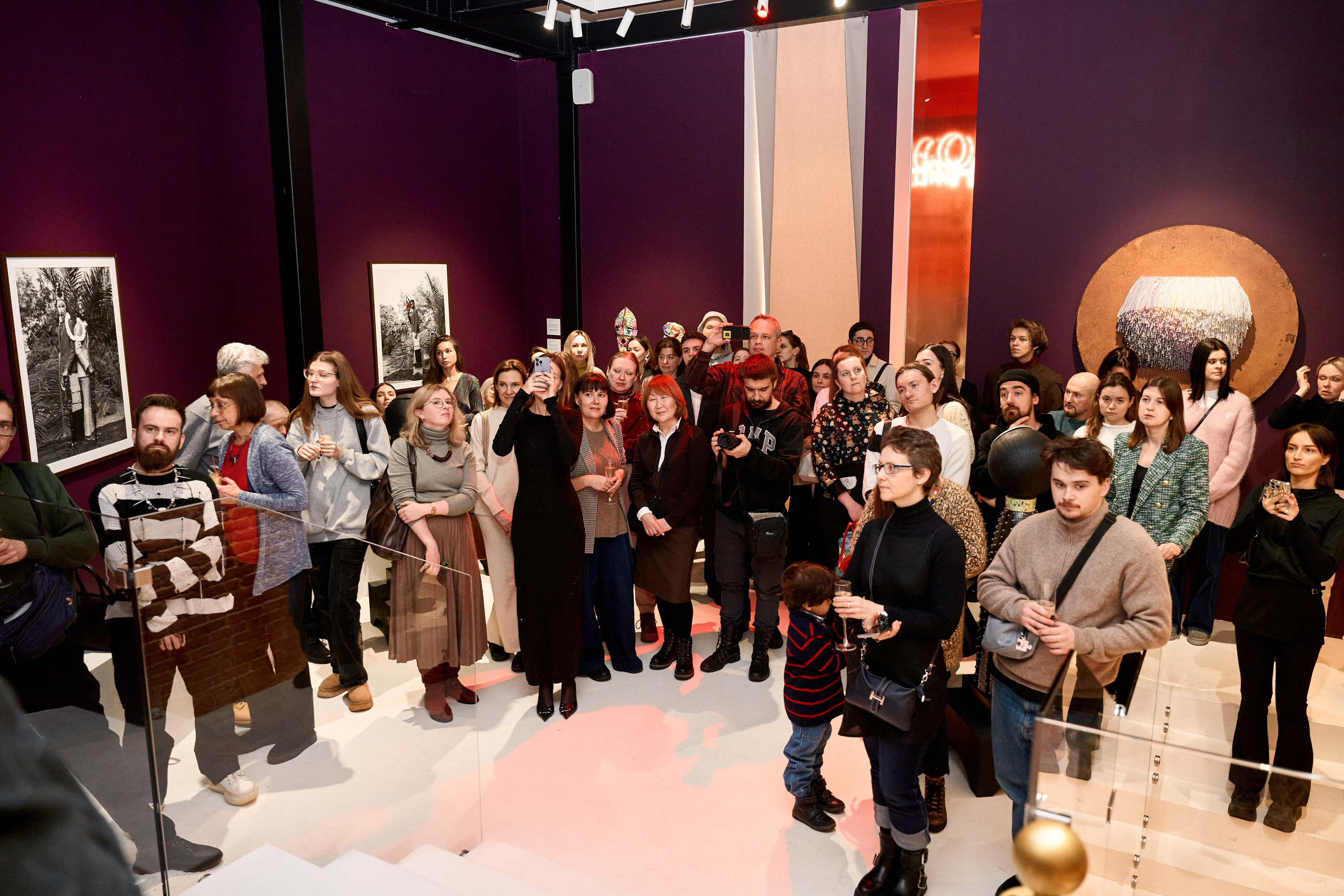 Ольга Михальчук с куратором выставки Марией Дубодел. Ольга Михальчук, художница и фотограф