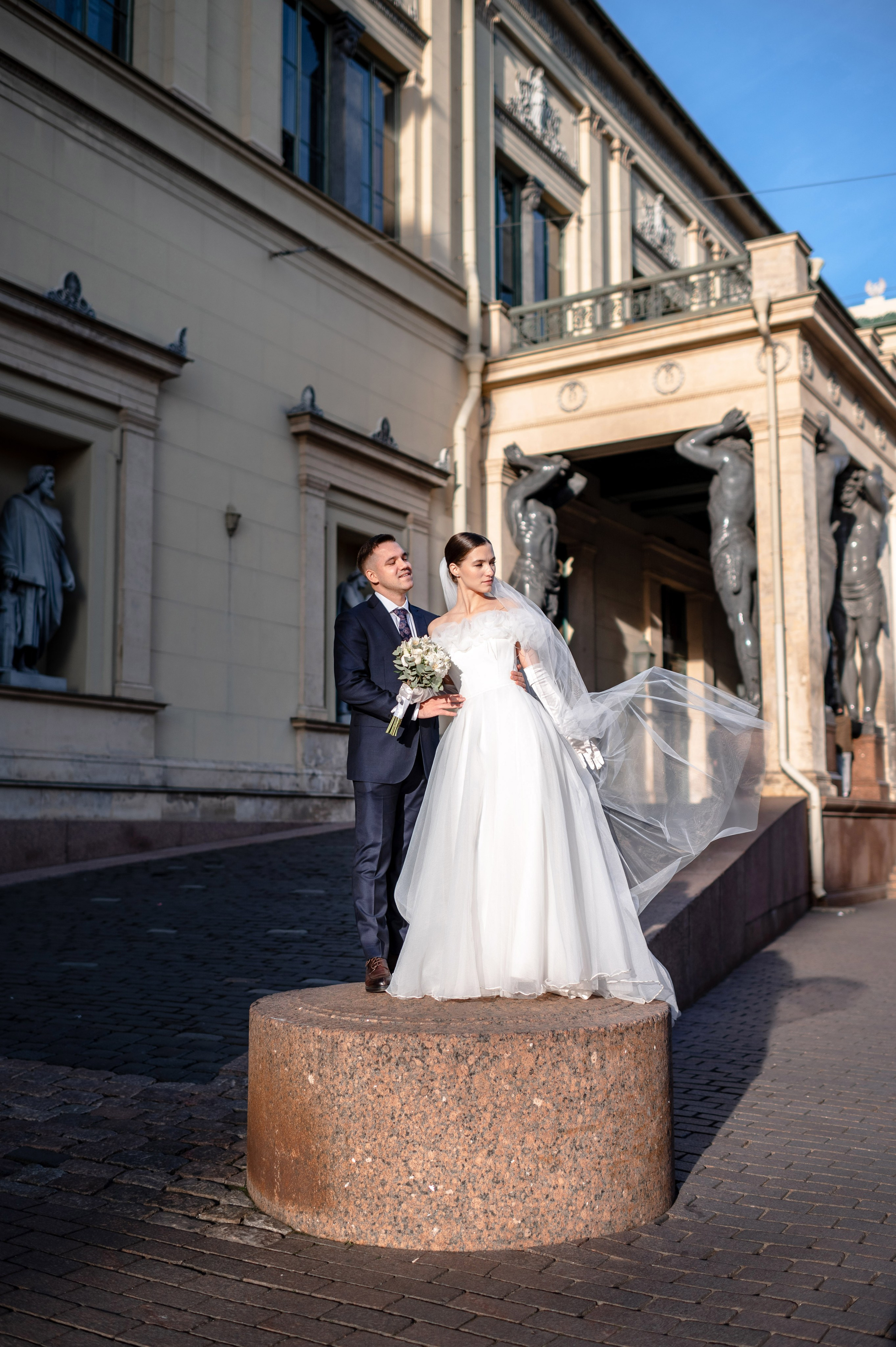 Осенняя великолепная свадебная прогулка жениха и невесты в октябре в Санкт-Петербурге в Михайловском парке и у Атлантов на Миллионной улице. Портретный, семейный и свадебный фотограф в Санкт-Петербурге и в Пушкине Ширяев Денис