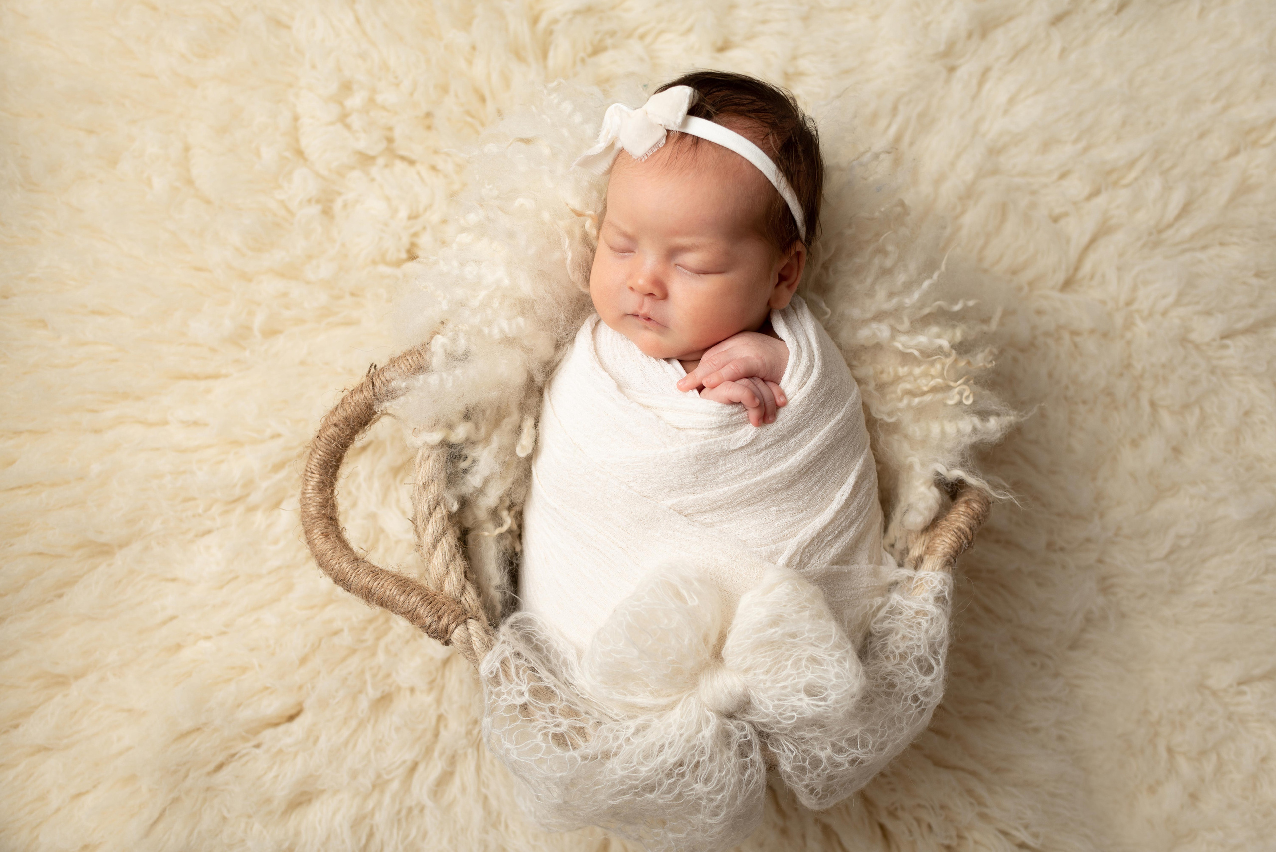 Малышка Алсу, 26 дней. Фотограф новорожденных в Нижневартовске Лара Курдюкова