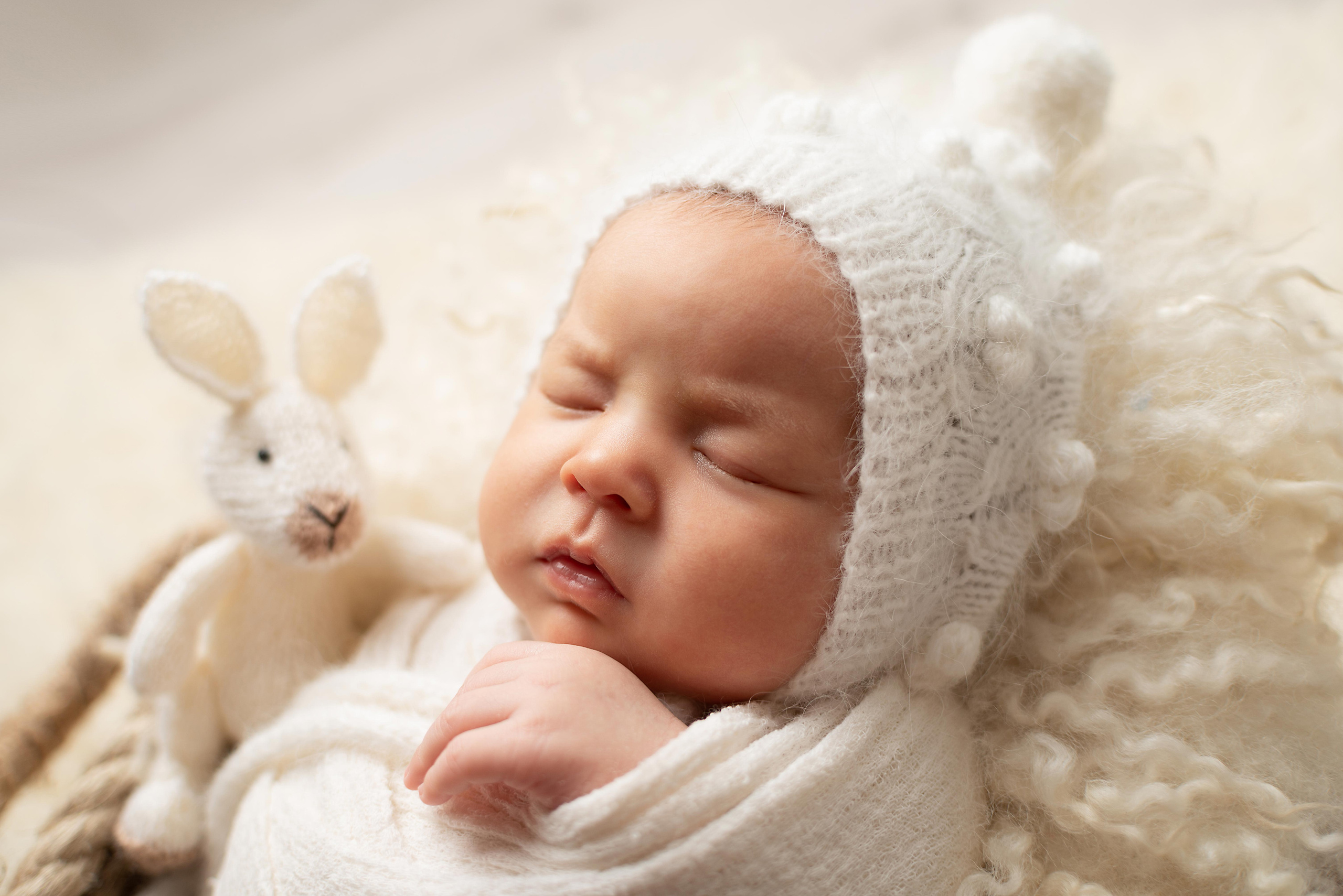 Малышка Алсу, 26 дней. Фотограф новорожденных в Нижневартовске Лара Курдюкова