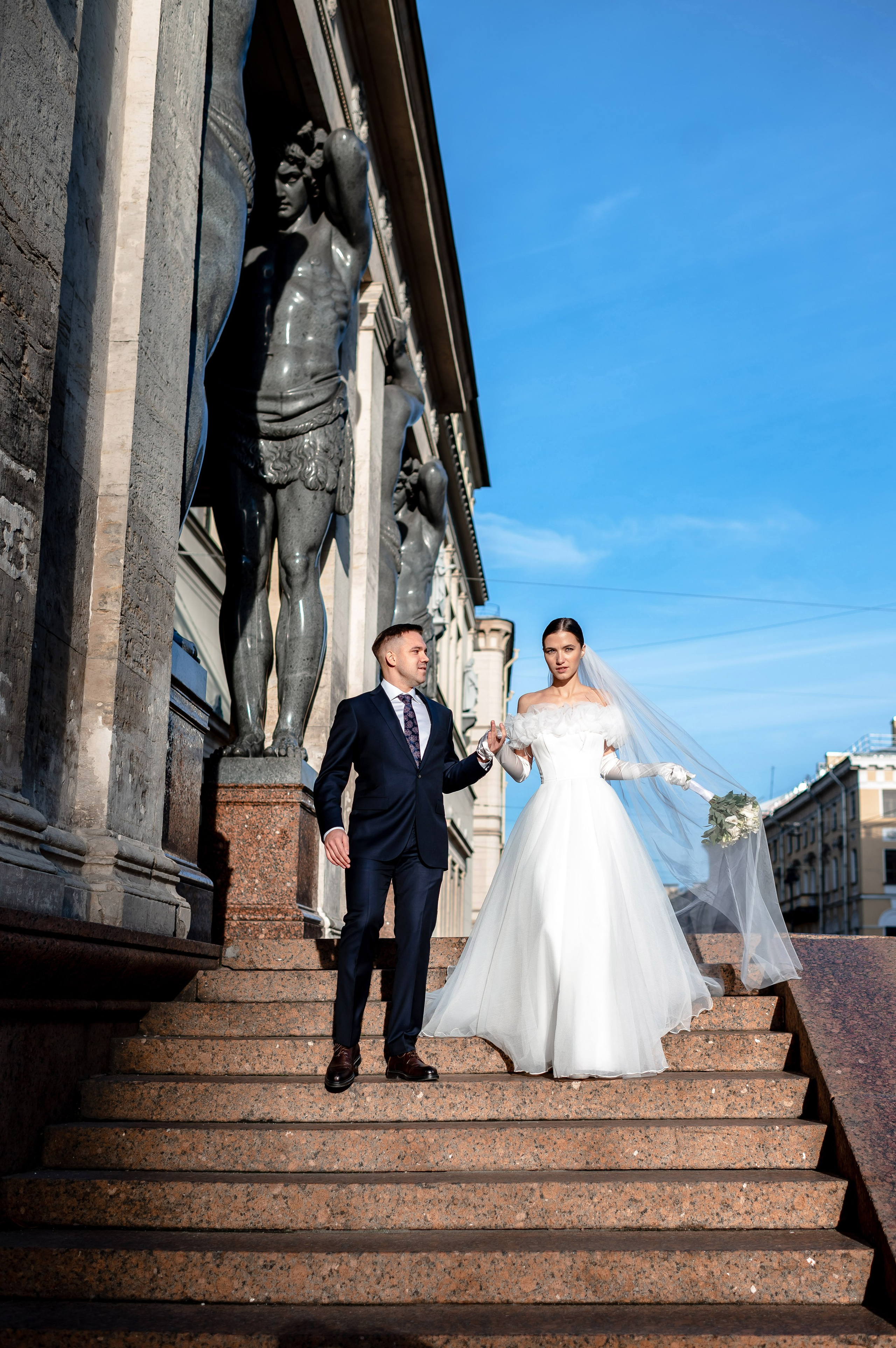 Осенняя великолепная свадебная прогулка жениха и невесты в октябре в Санкт-Петербурге в Михайловском парке и у Атлантов на Миллионной улице. Портретный, семейный и свадебный фотограф в Санкт-Петербурге и в Пушкине Ширяев Денис