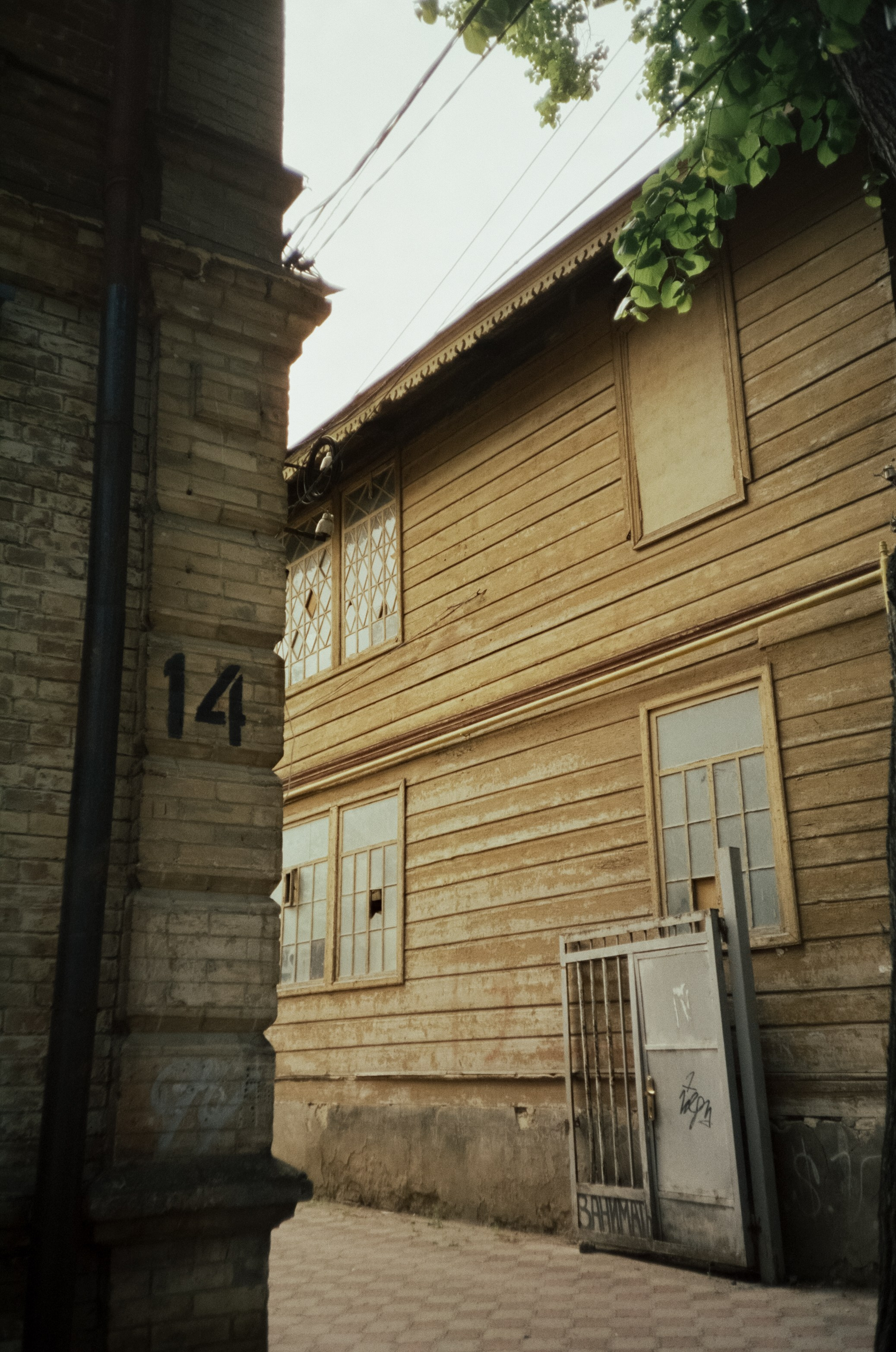 Стрит в Ессентуках. Дворики, дома и кот в окне. Фотограф-документалист Мария Осокина