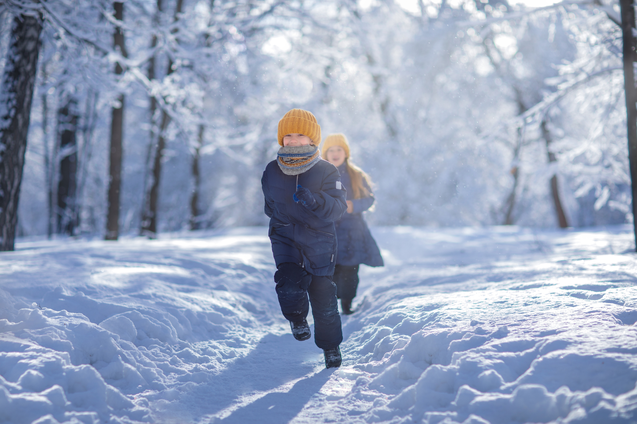 дети в зимнем лесу