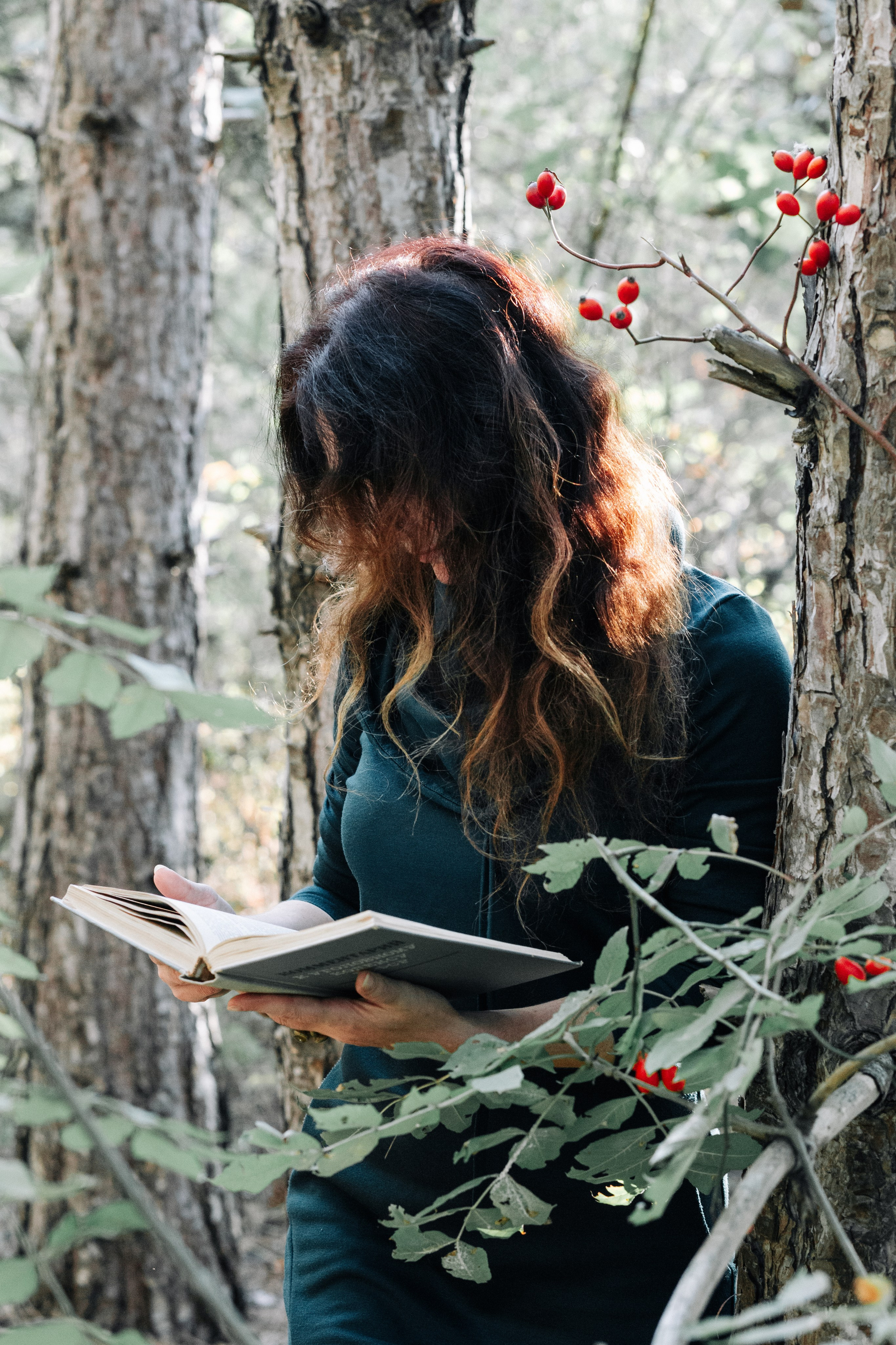 Ведьма с книгой заклинаний