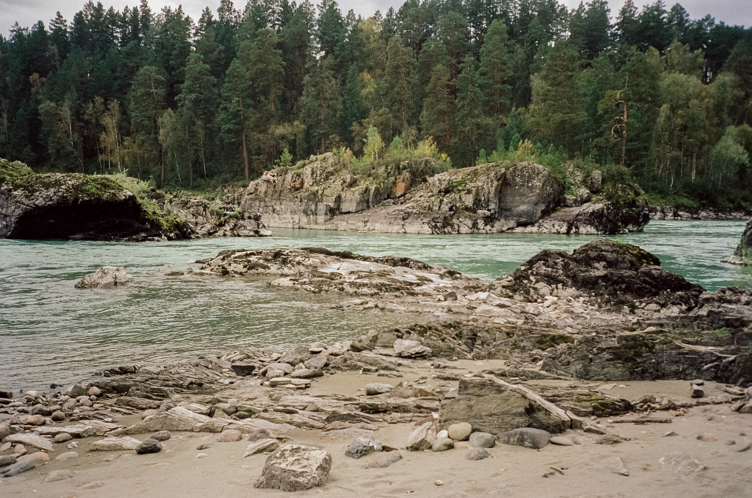 Катунь и скалы. Зубы Дракона в пасмурный день. Фотограф-документалист Мария Осокина