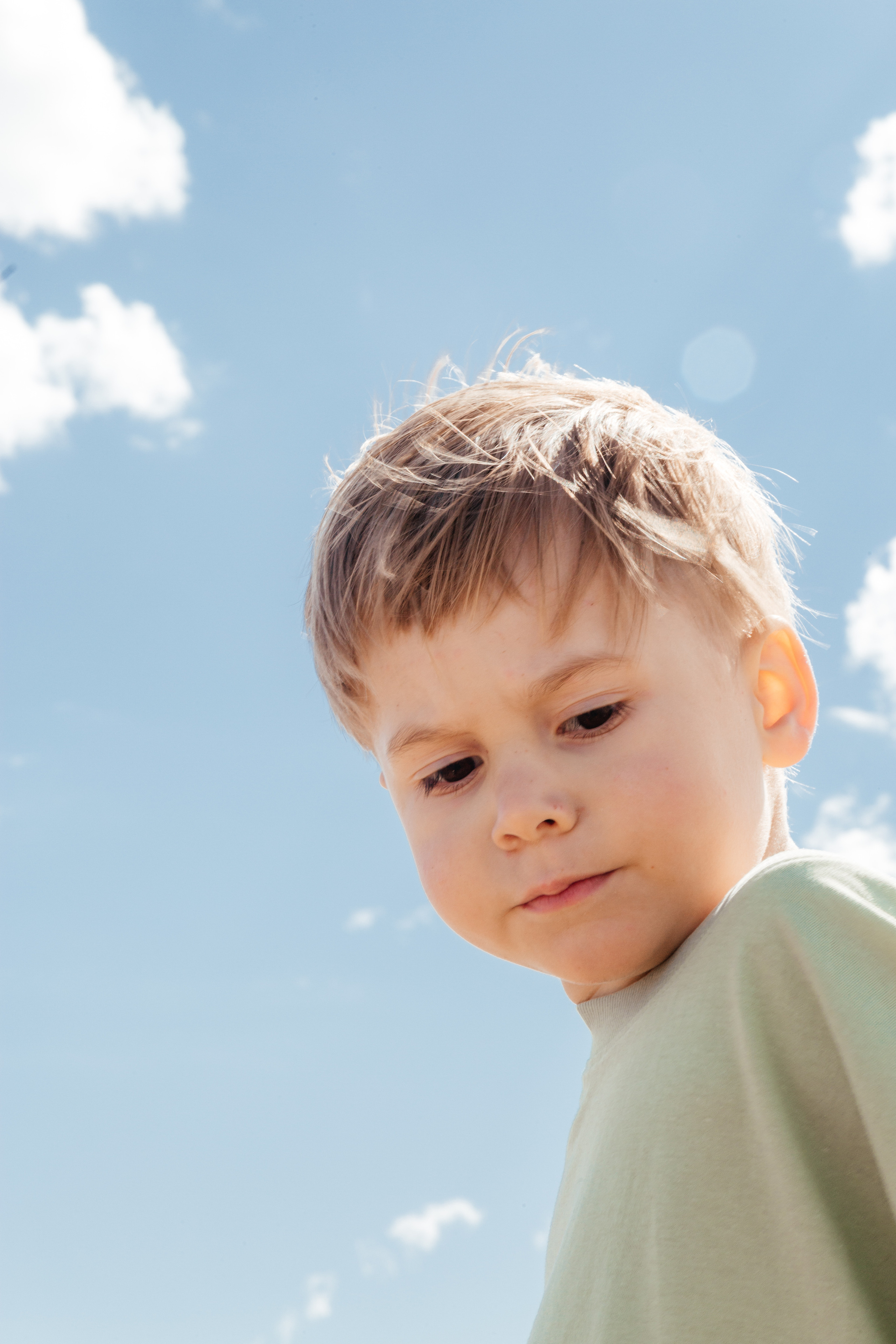 Иван и бабушкина футболка. Арина Мелехова фотограф Красная Поляна