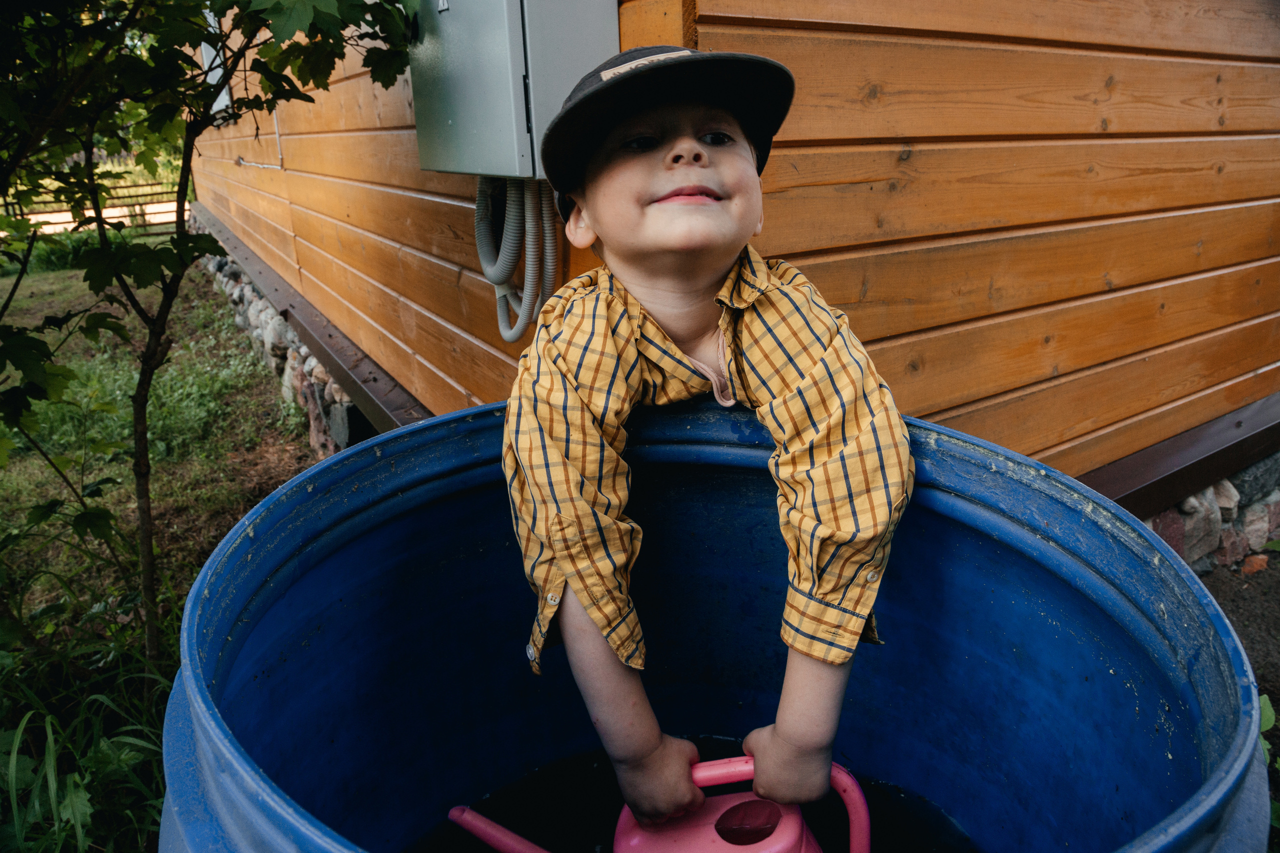 Иван и лейка. Арина Мелехова фотограф Красная Поляна