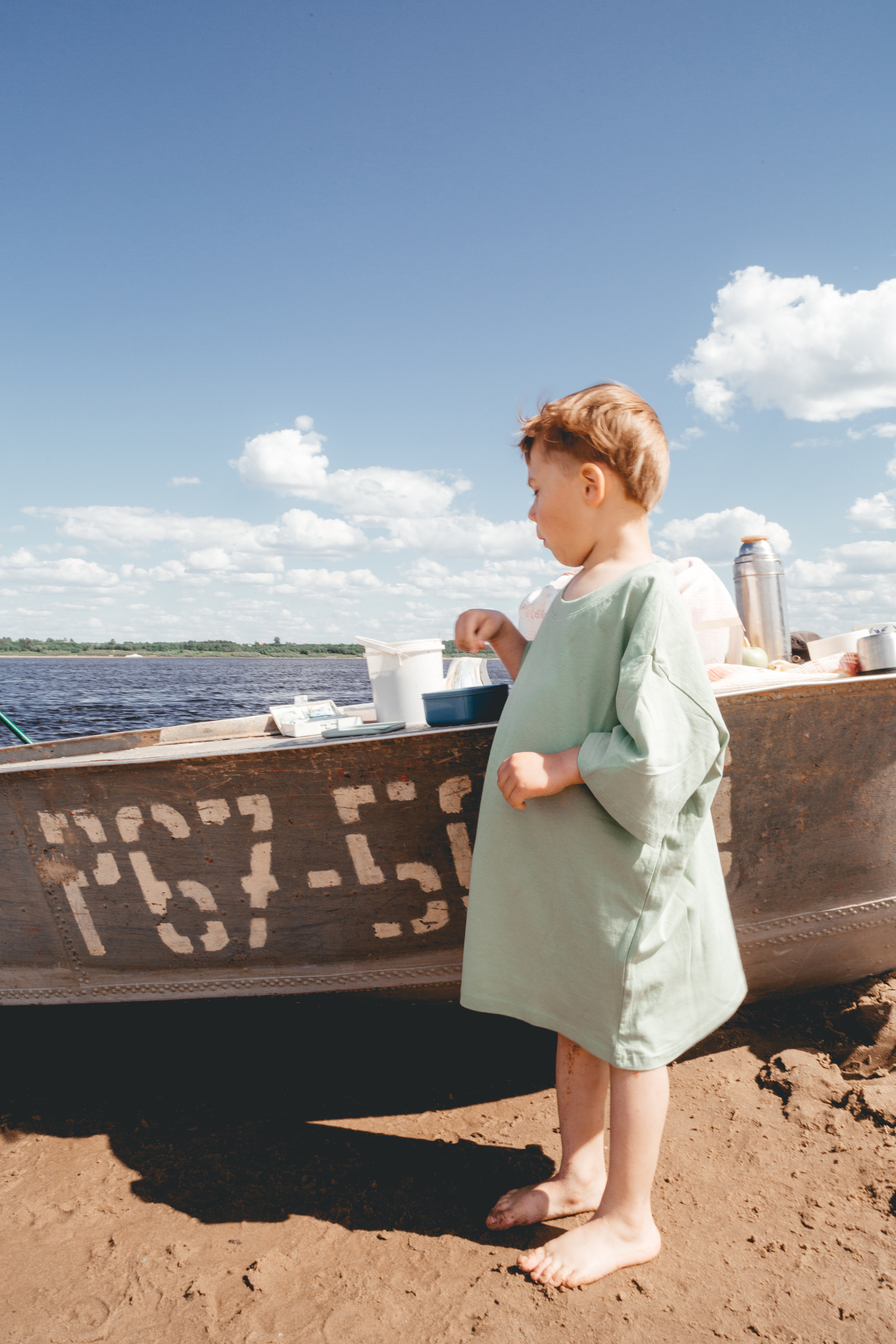 Иван и бабушкина футболка. Арина Мелехова фотограф Красная Поляна