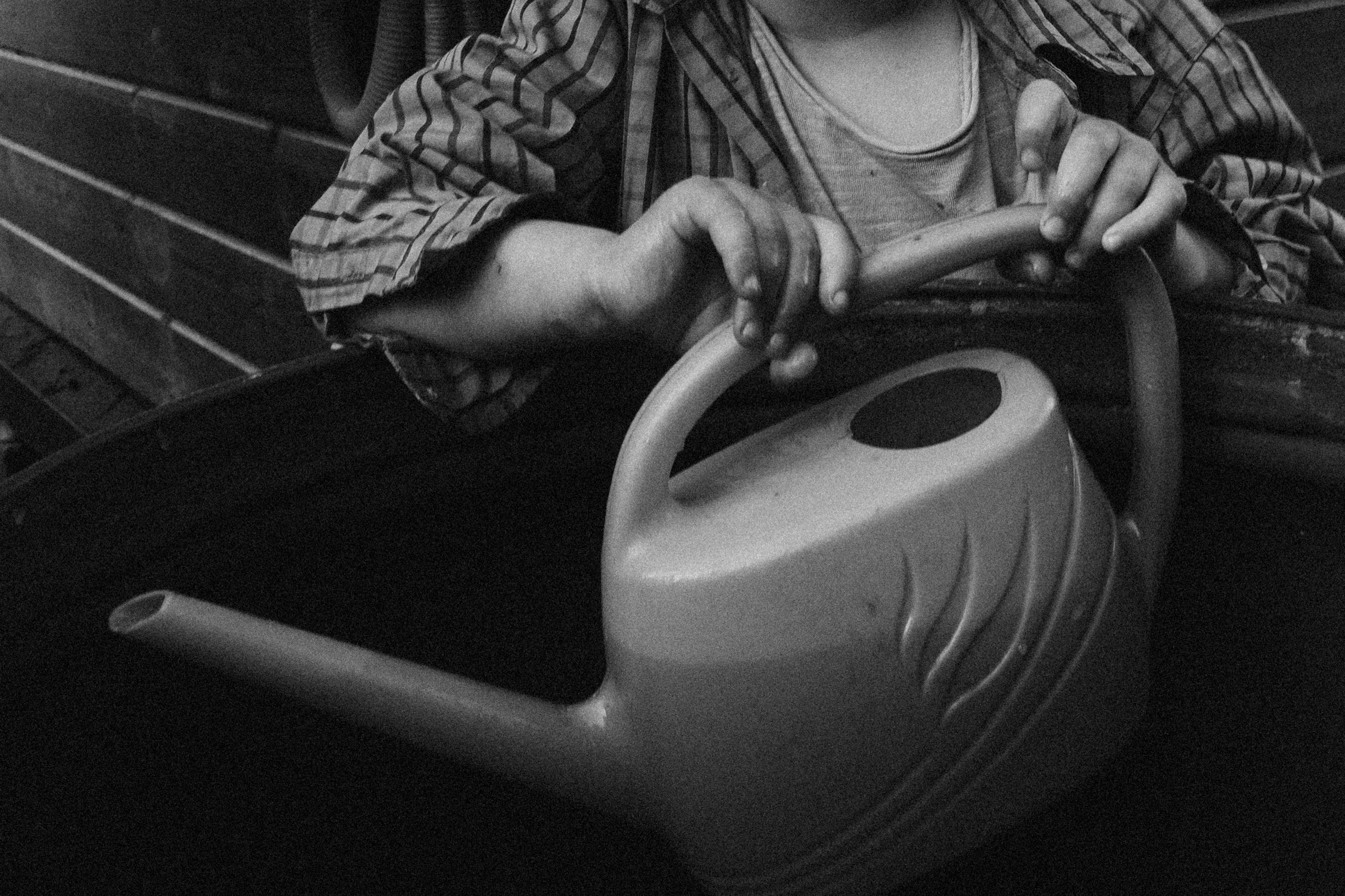 Иван и лейка. Арина Мелехова фотограф Красная Поляна